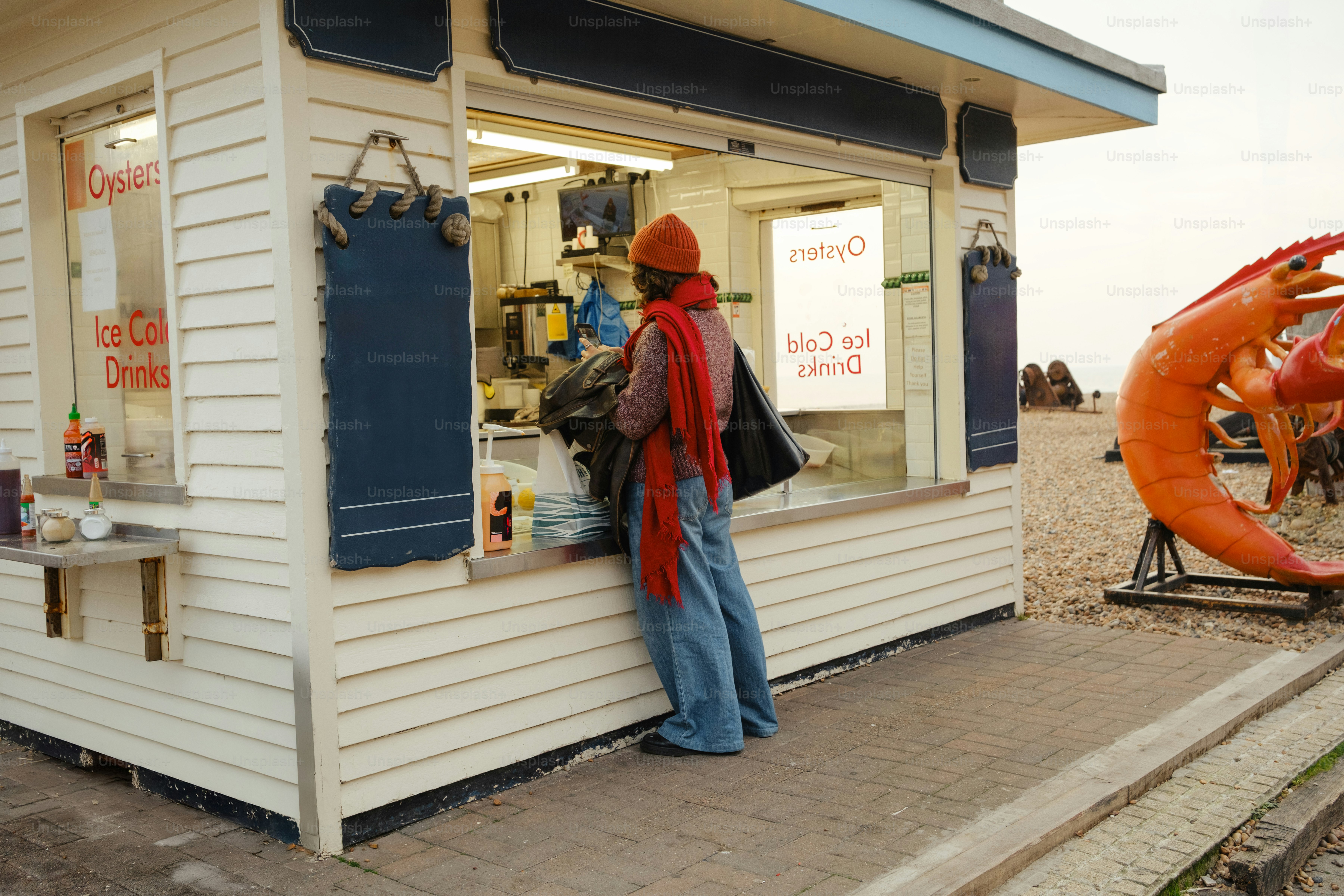 Une personne debout à l’extérieur d’un petit magasin