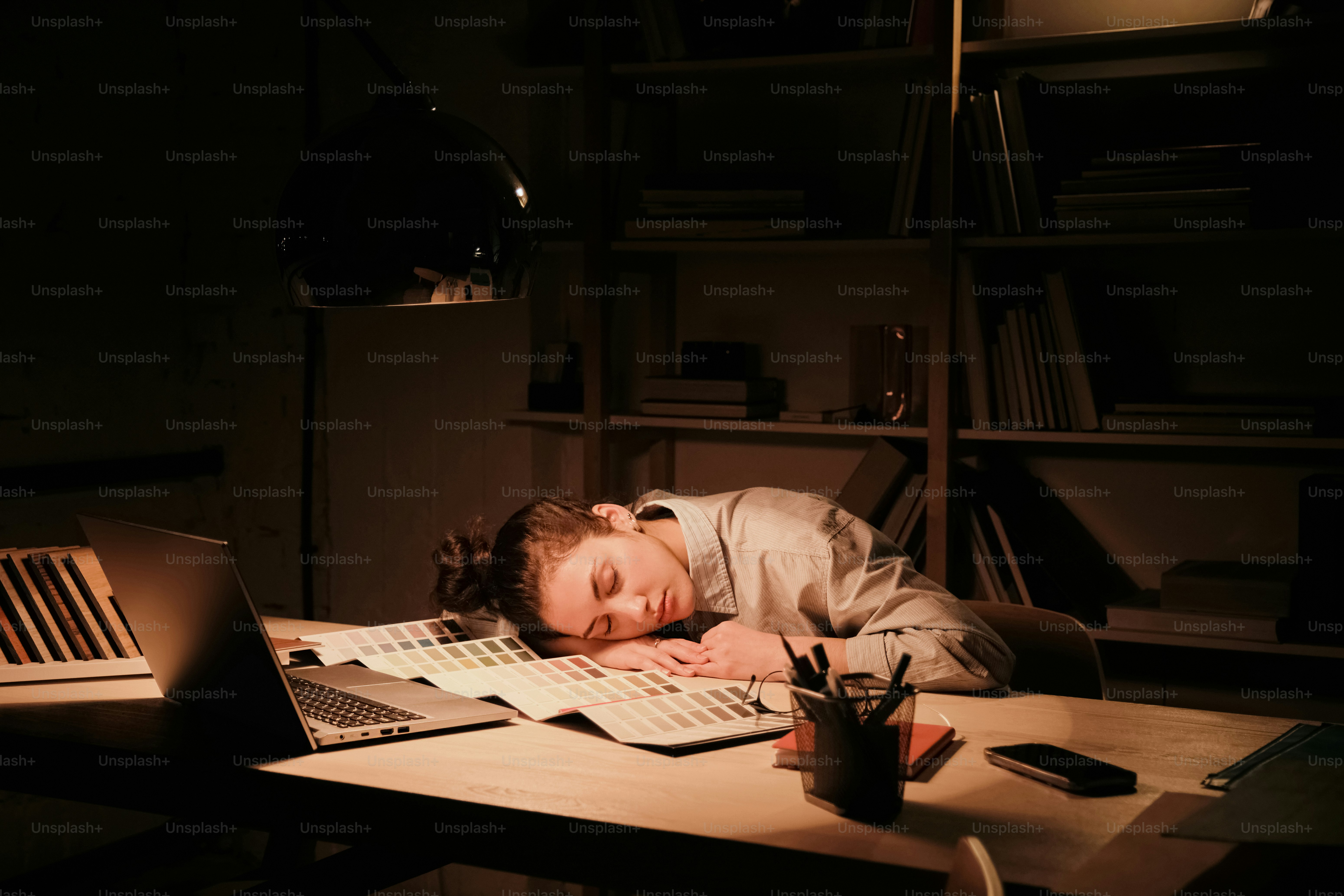 Una persona durmiendo en un escritorio en una habitación oscura foto –  Imagen de Oficina en Unsplash, image size:3000x2000