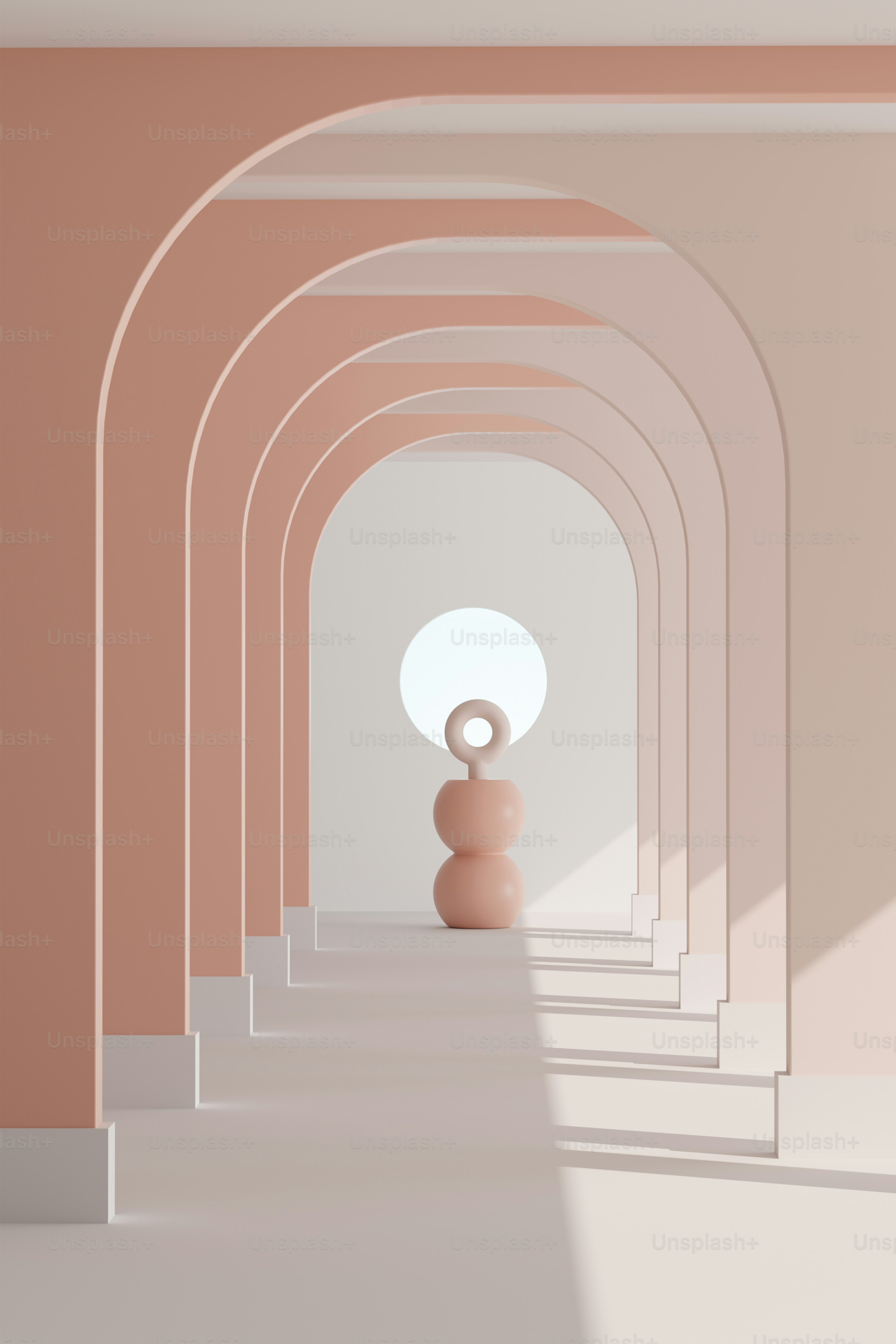 Un long couloir avec des arches et un vase au milieu