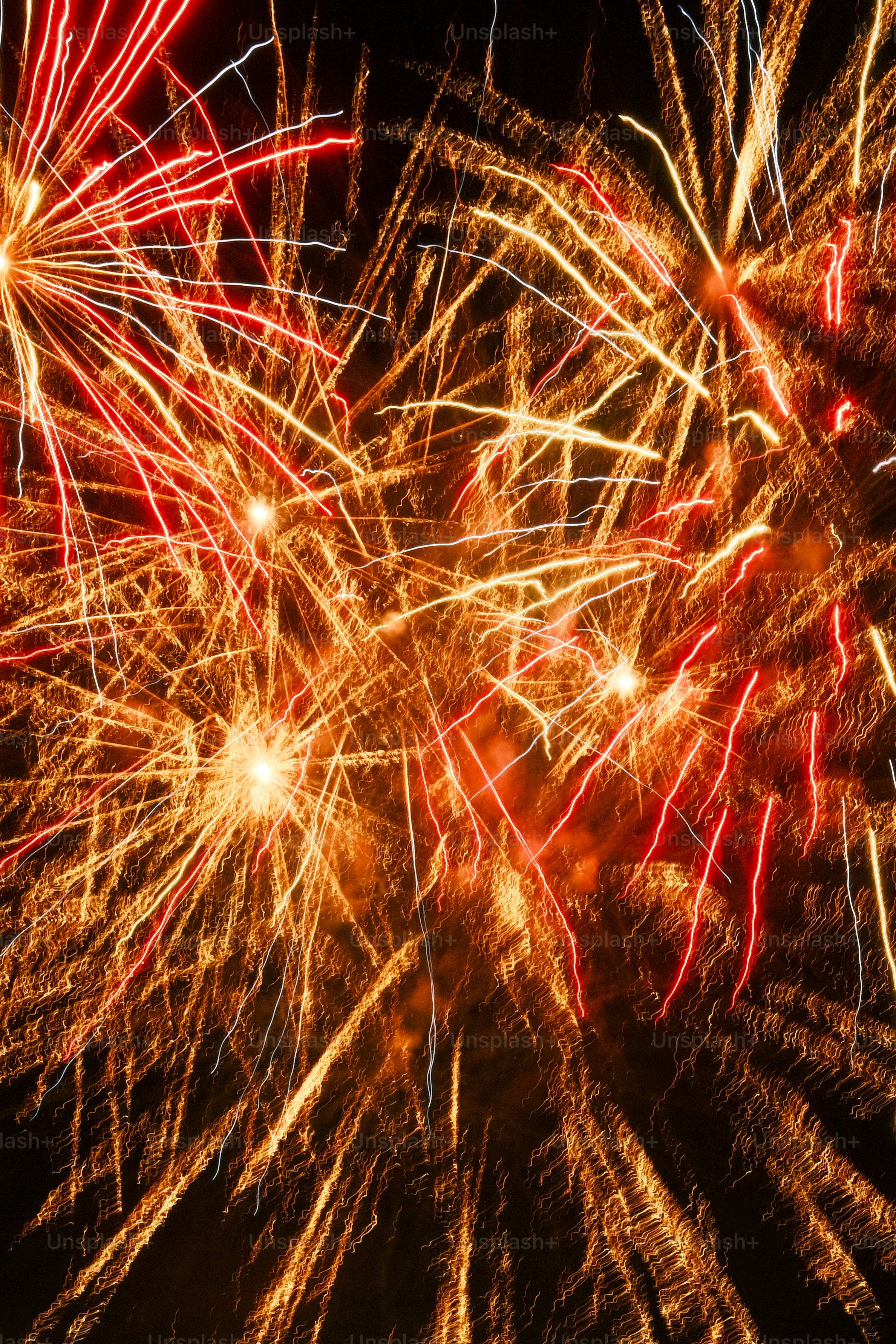 Un espectáculo de fuegos artificiales en el cielo nocturno