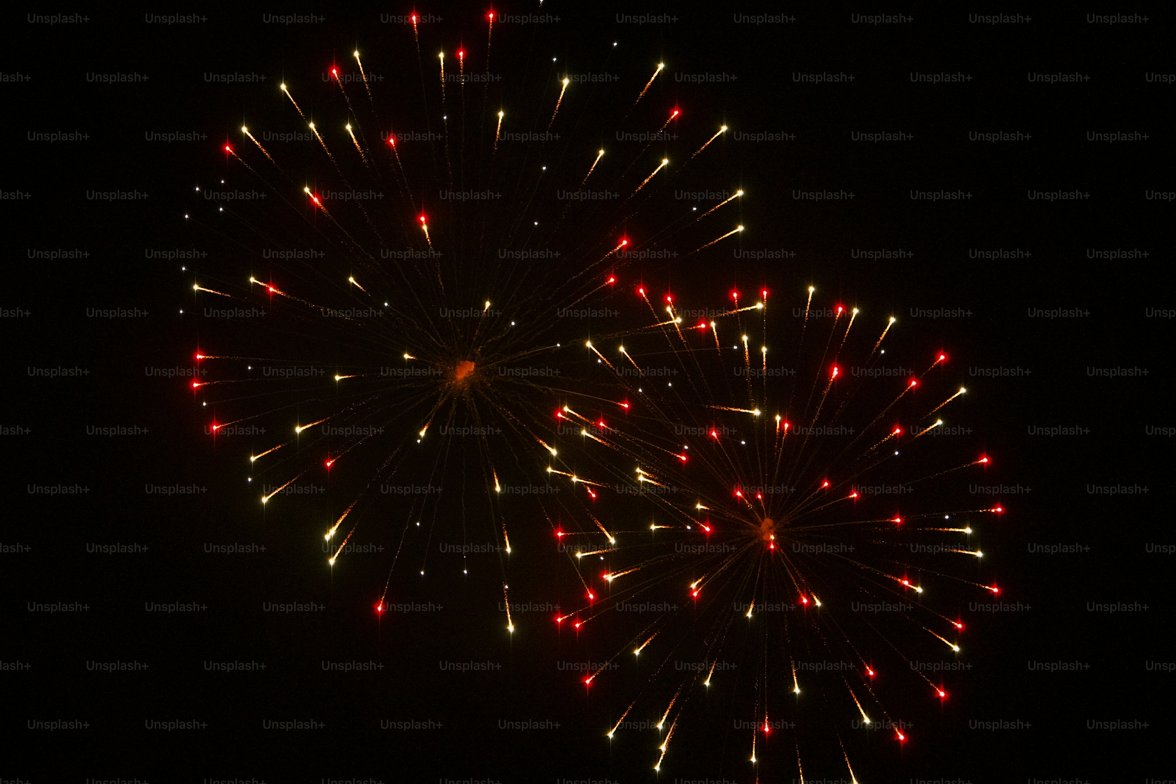 Un grande fuoco d'artificio viene acceso nel cielo notturno