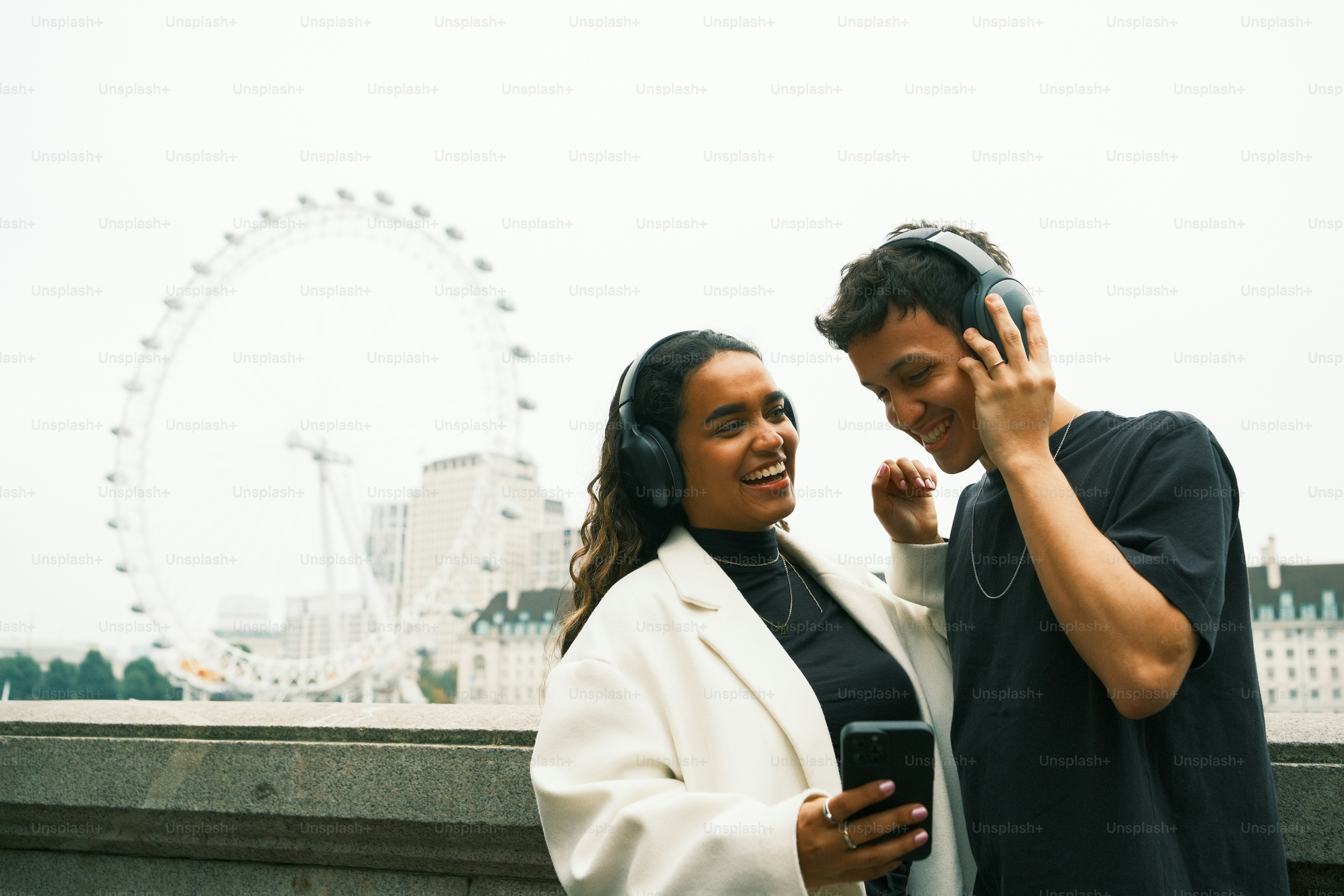 나란히 서 있는 남자와 여자