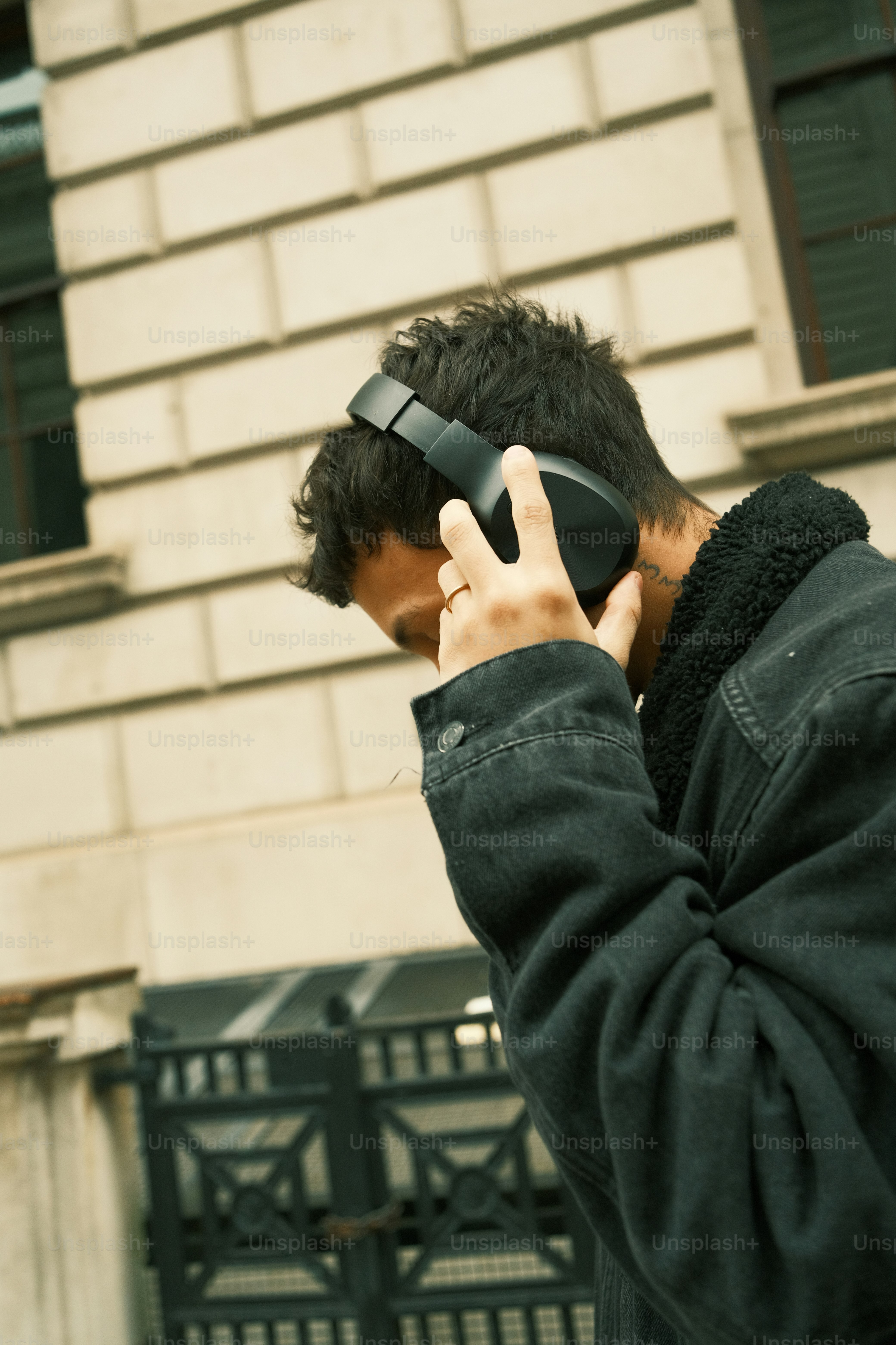 건물 앞에서 휴대전화로 통화하는 남성