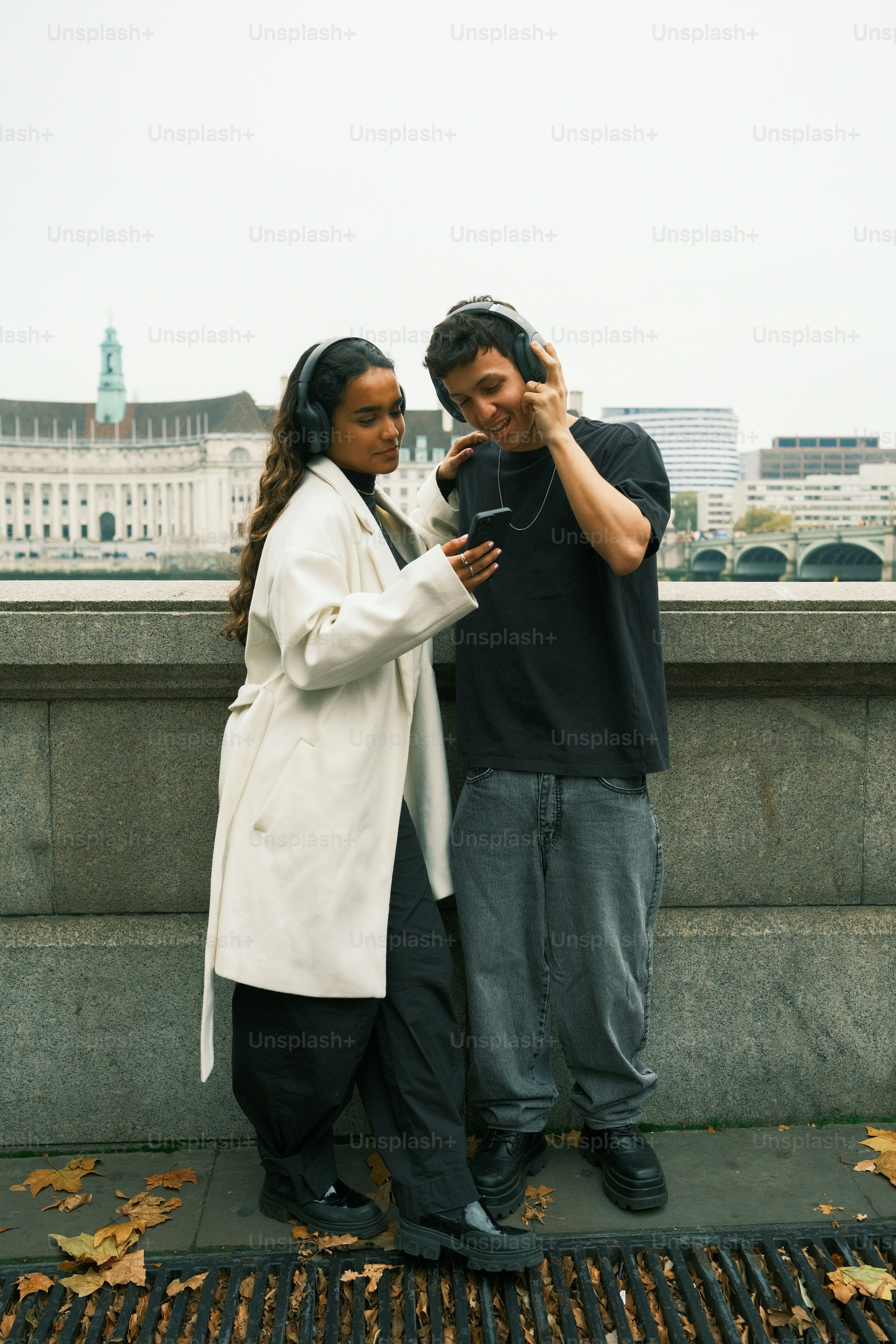 나란히 서 있는 남자와 여자