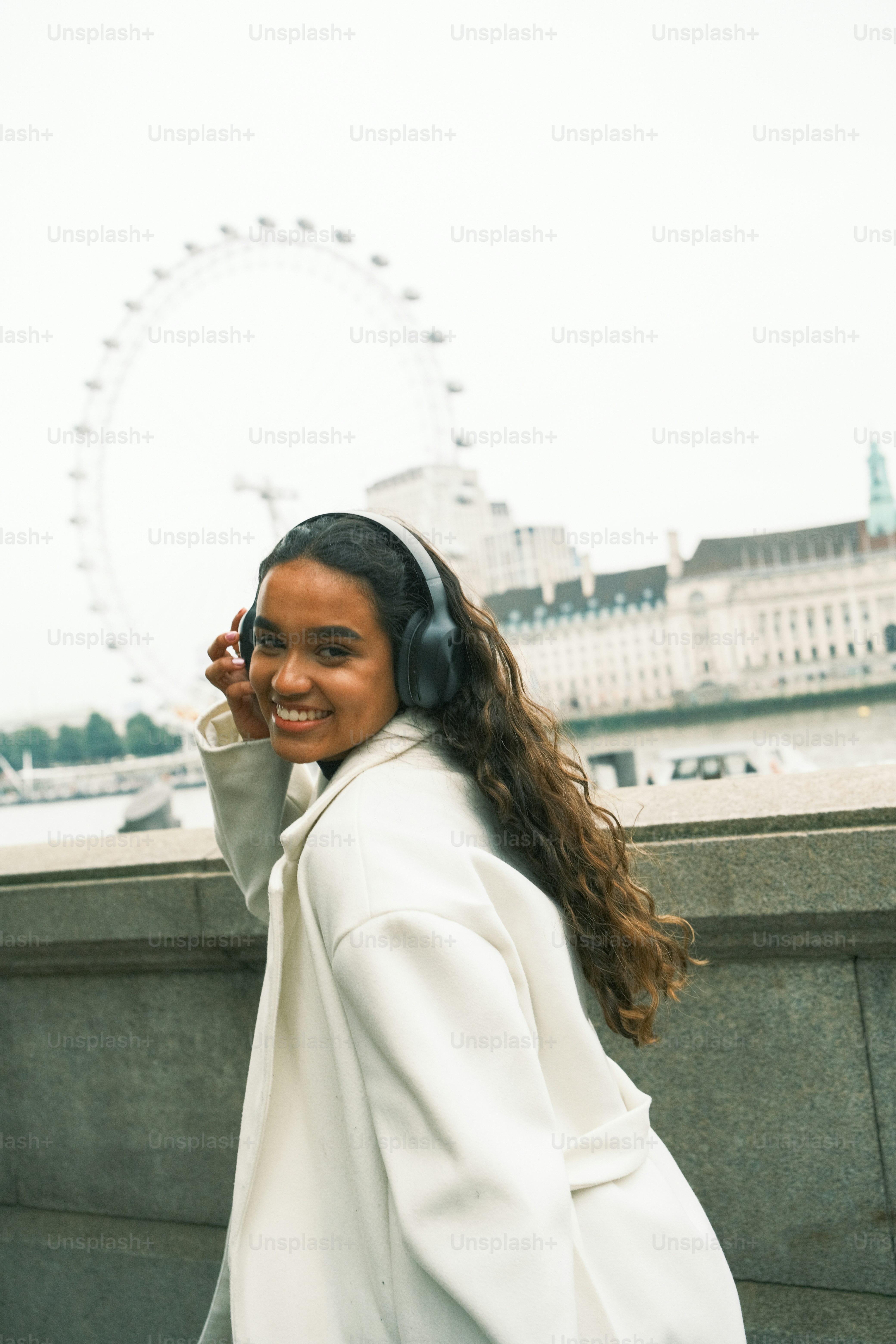 Una mujer con bata blanca hablando por teléfono móvil