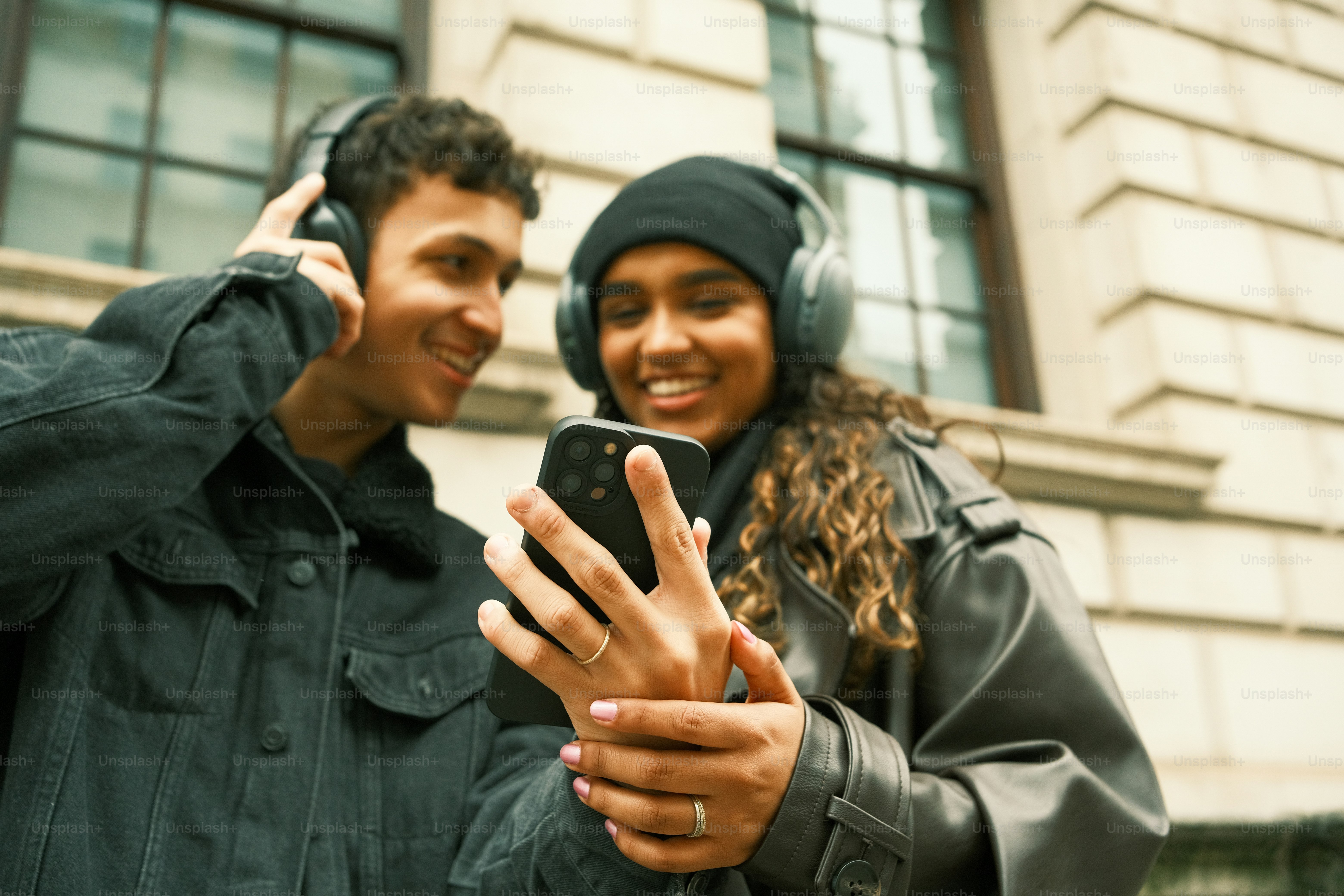 Seorang pria dan wanita mengambil gambar dengan ponsel