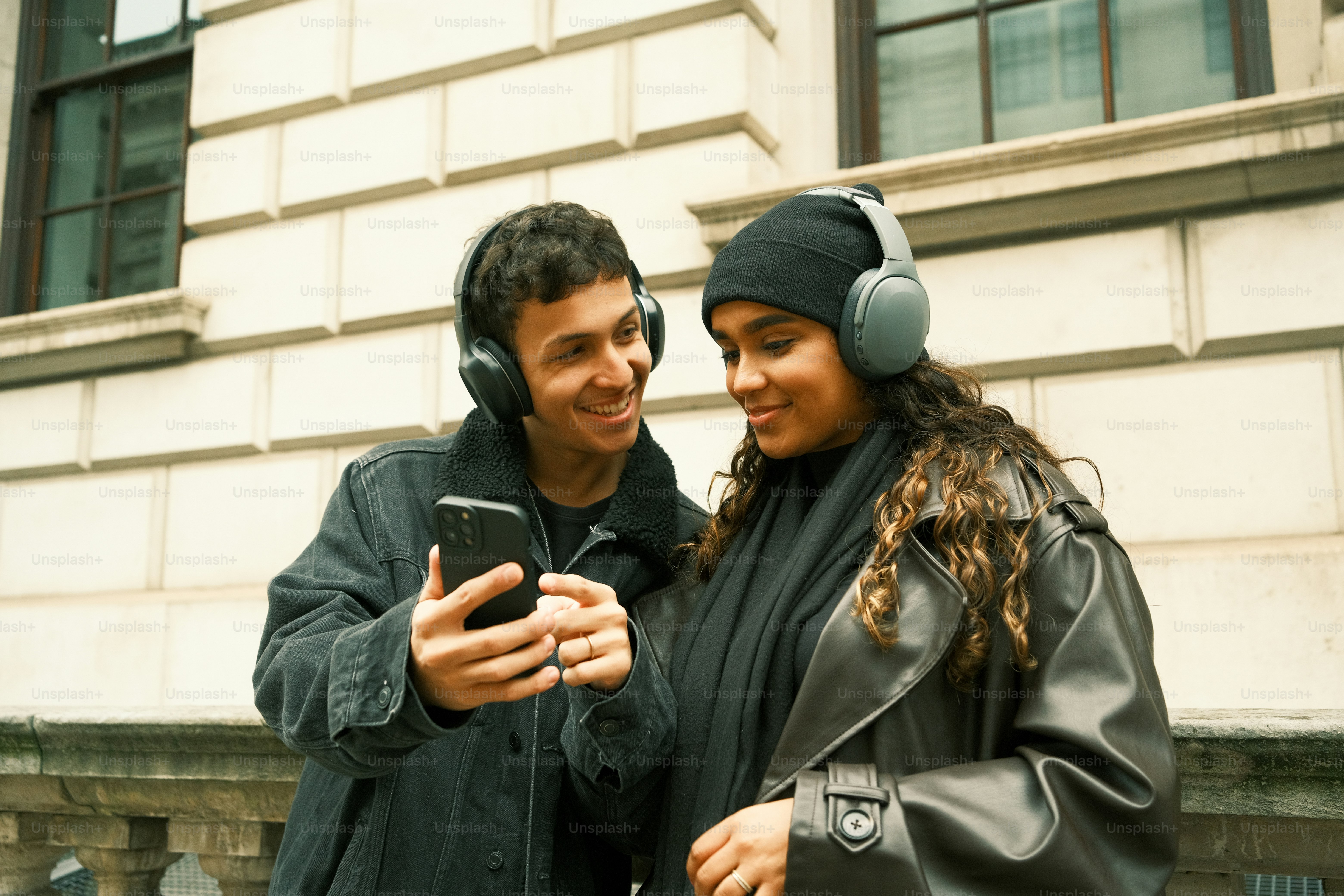 나란히 서 있는 남자와 여자