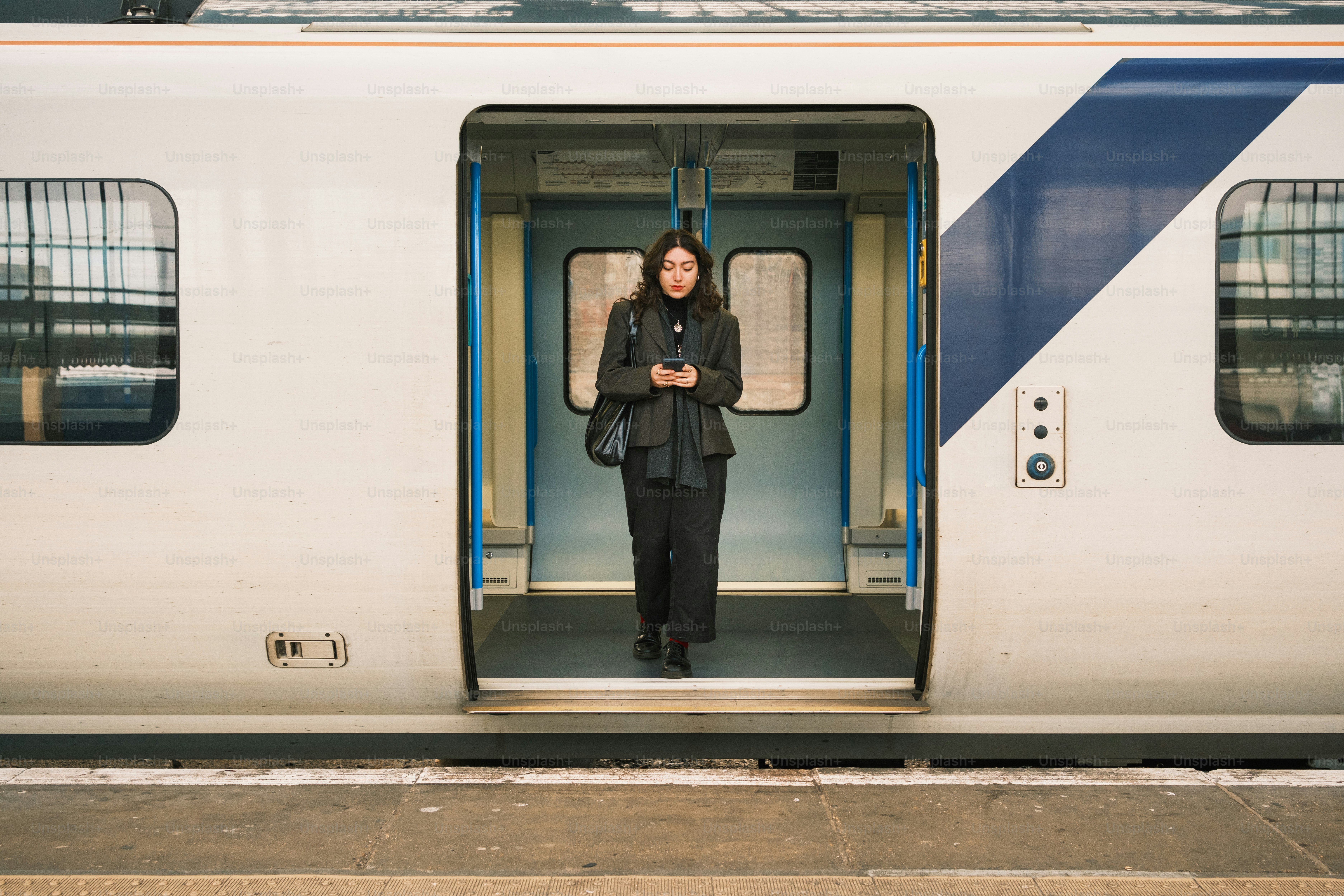 Une femme debout dans l’embrasure de la porte d’un train