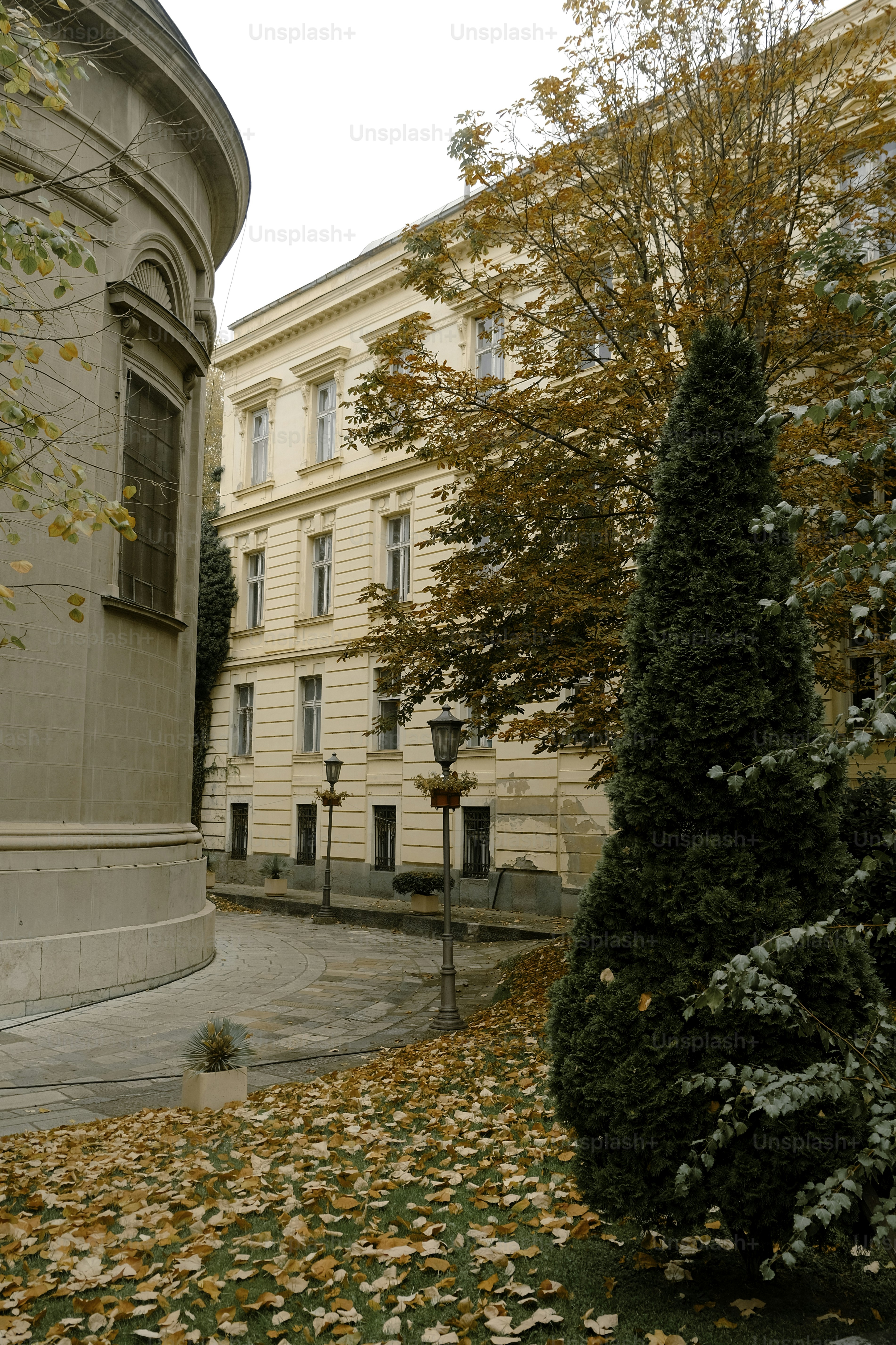 Un bâtiment avec une horloge à l’avant