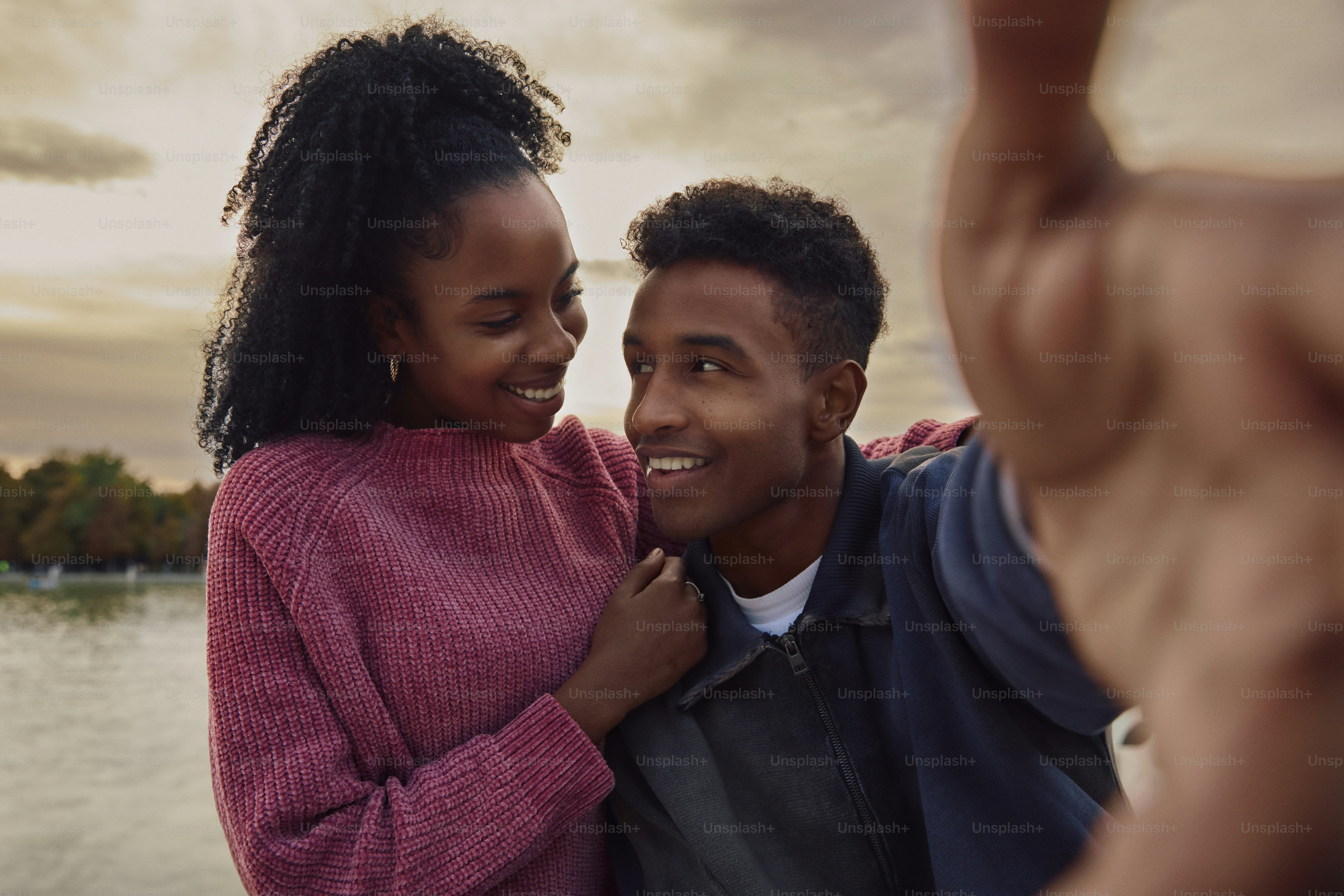 A man and a woman embracing each other photo – Love Image on Unsplash