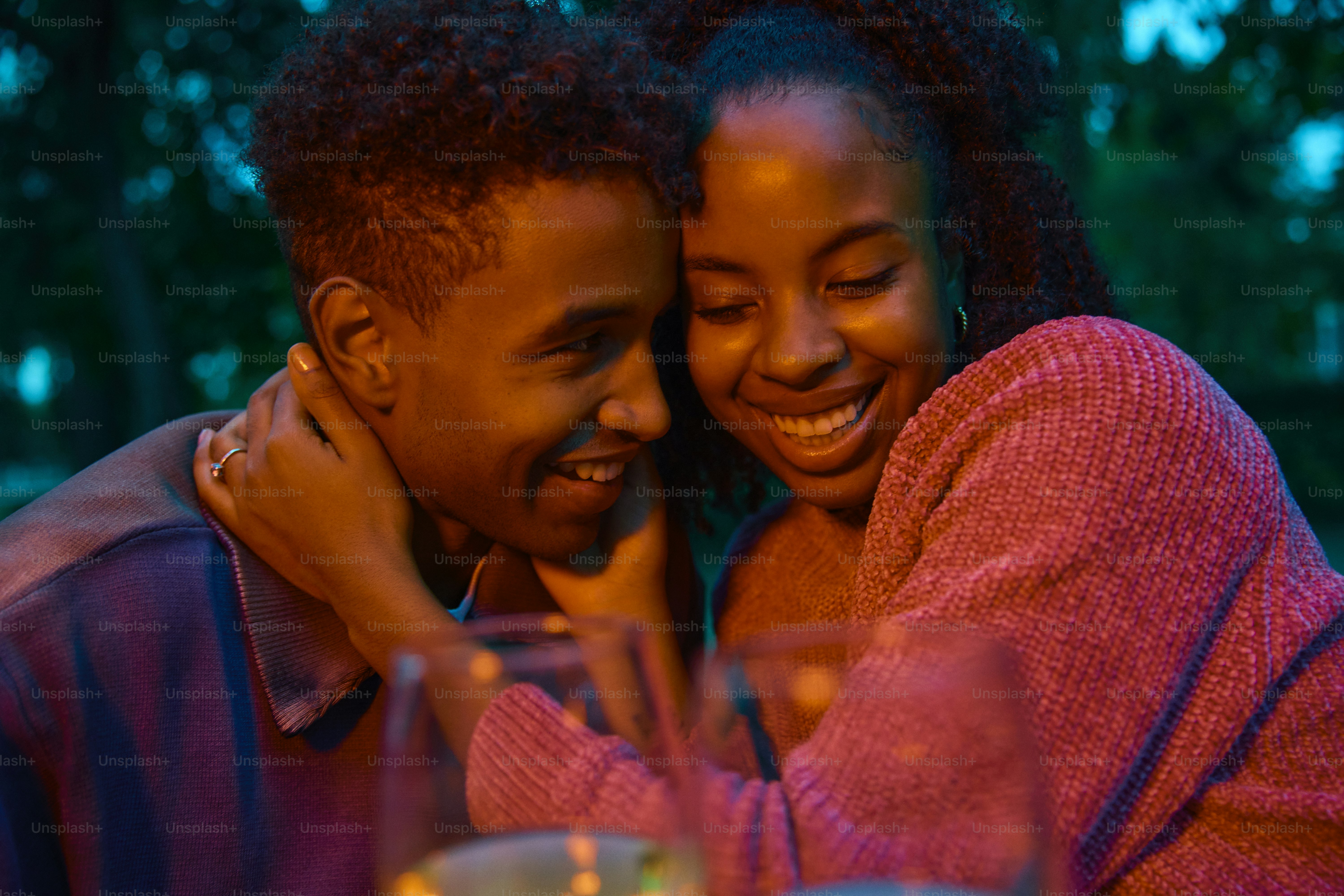 A man and a woman hugging at a table photo – Love Image on Unsplash