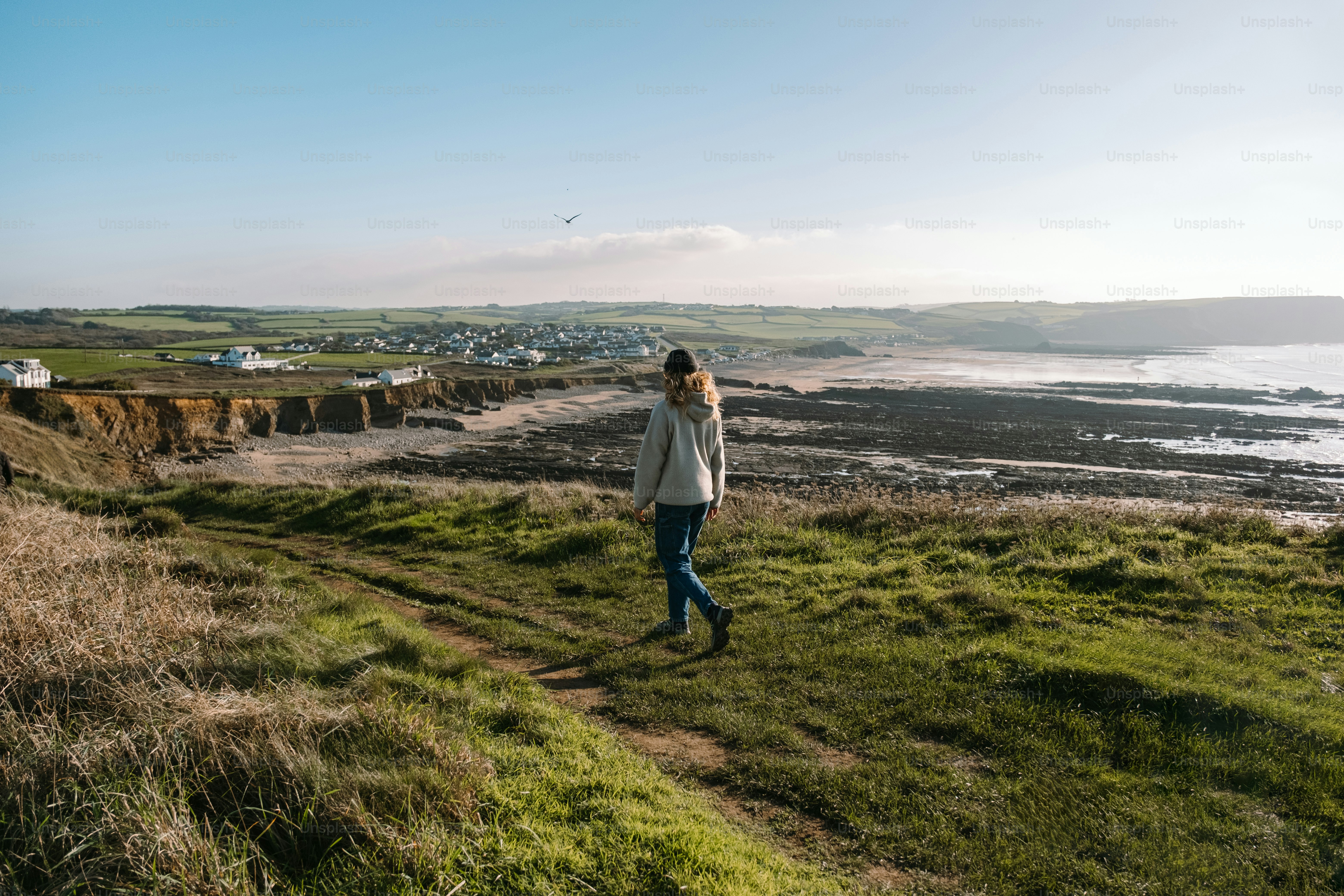 Eine Person, die auf einem Weg in der Nähe des Ozeans geht