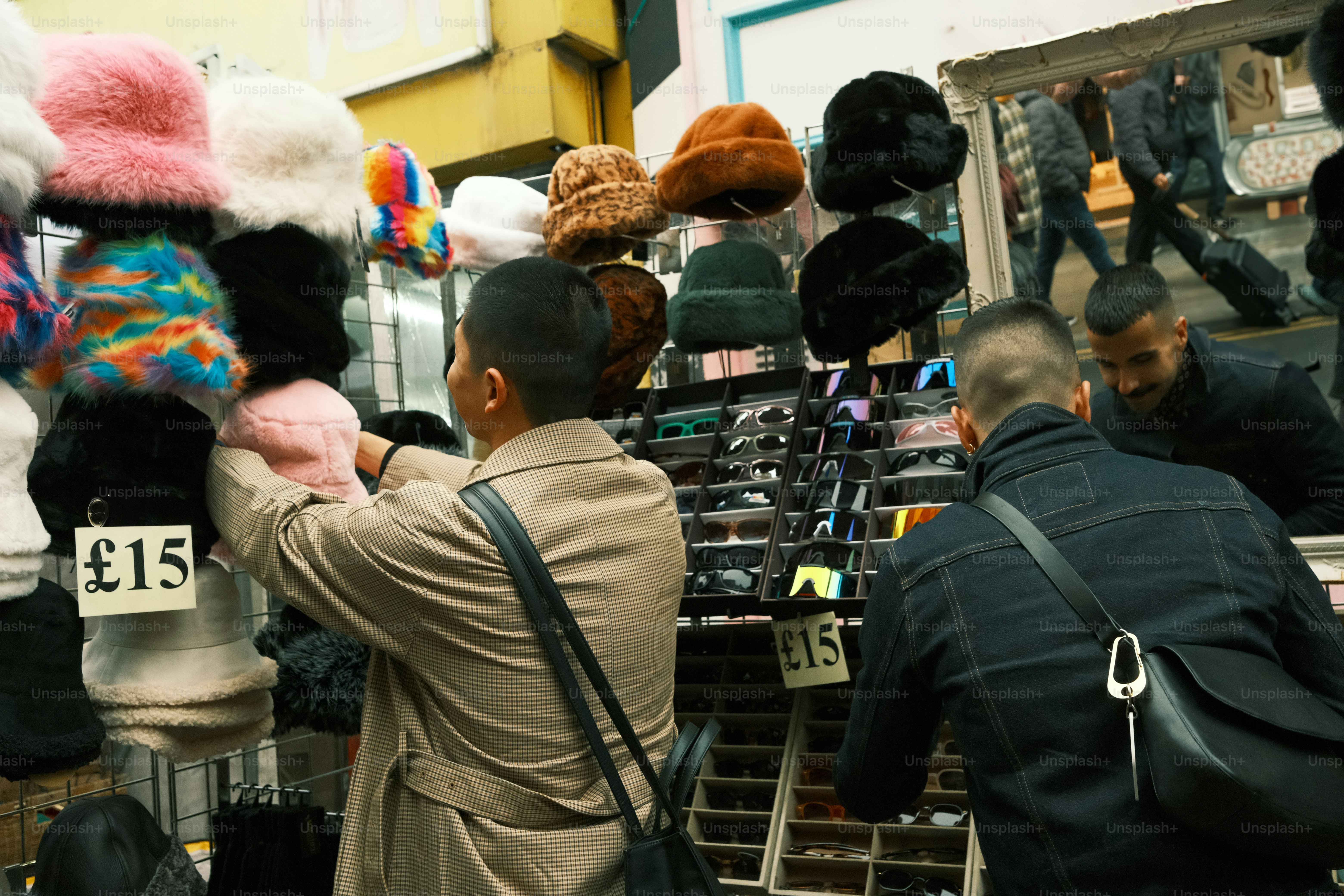 Eine Gruppe von Menschen, die um einen Laden voller Stofftiere stehen
