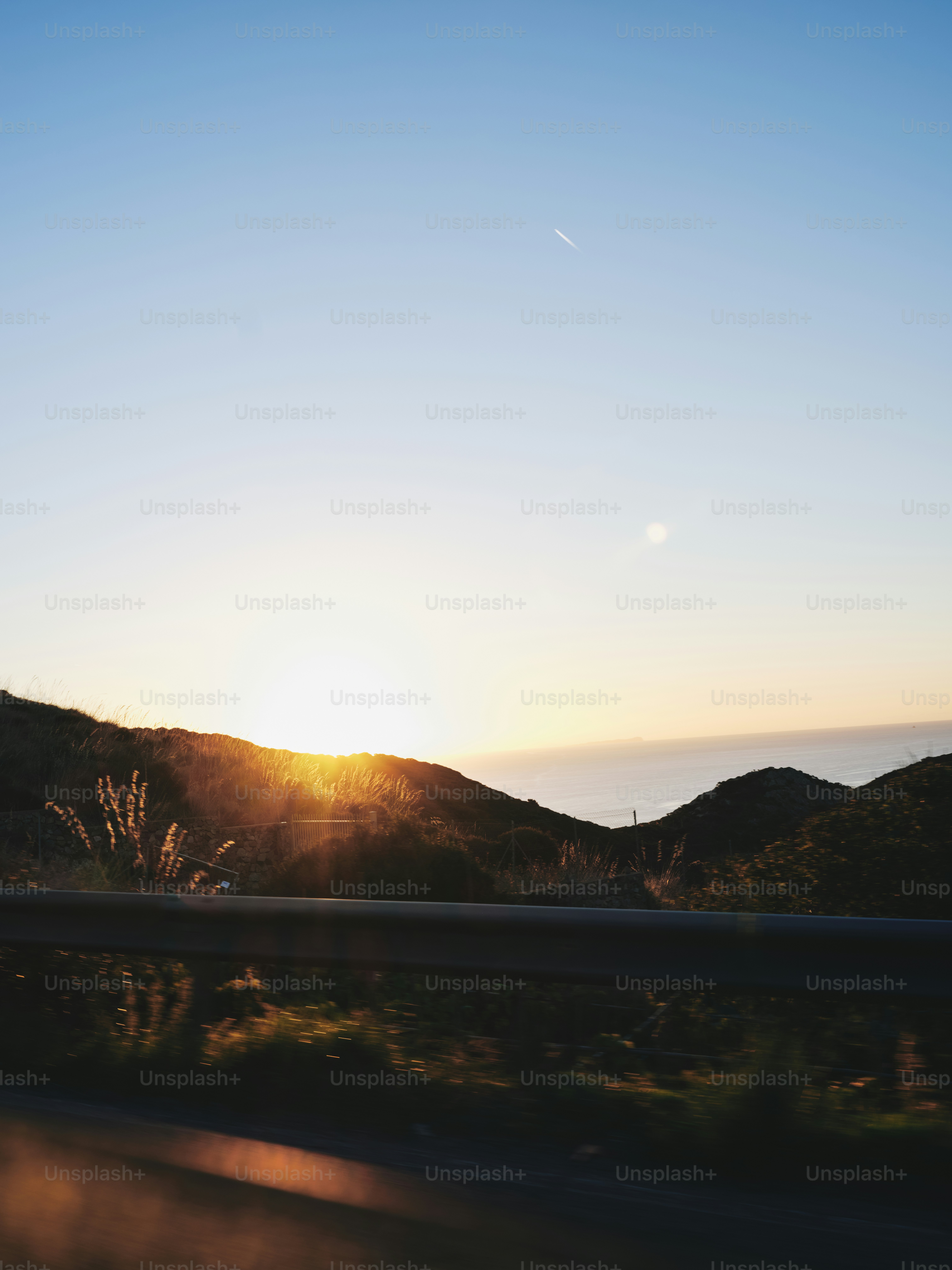 The sun is setting over a mountain range photo – Sunset Image on Unsplash