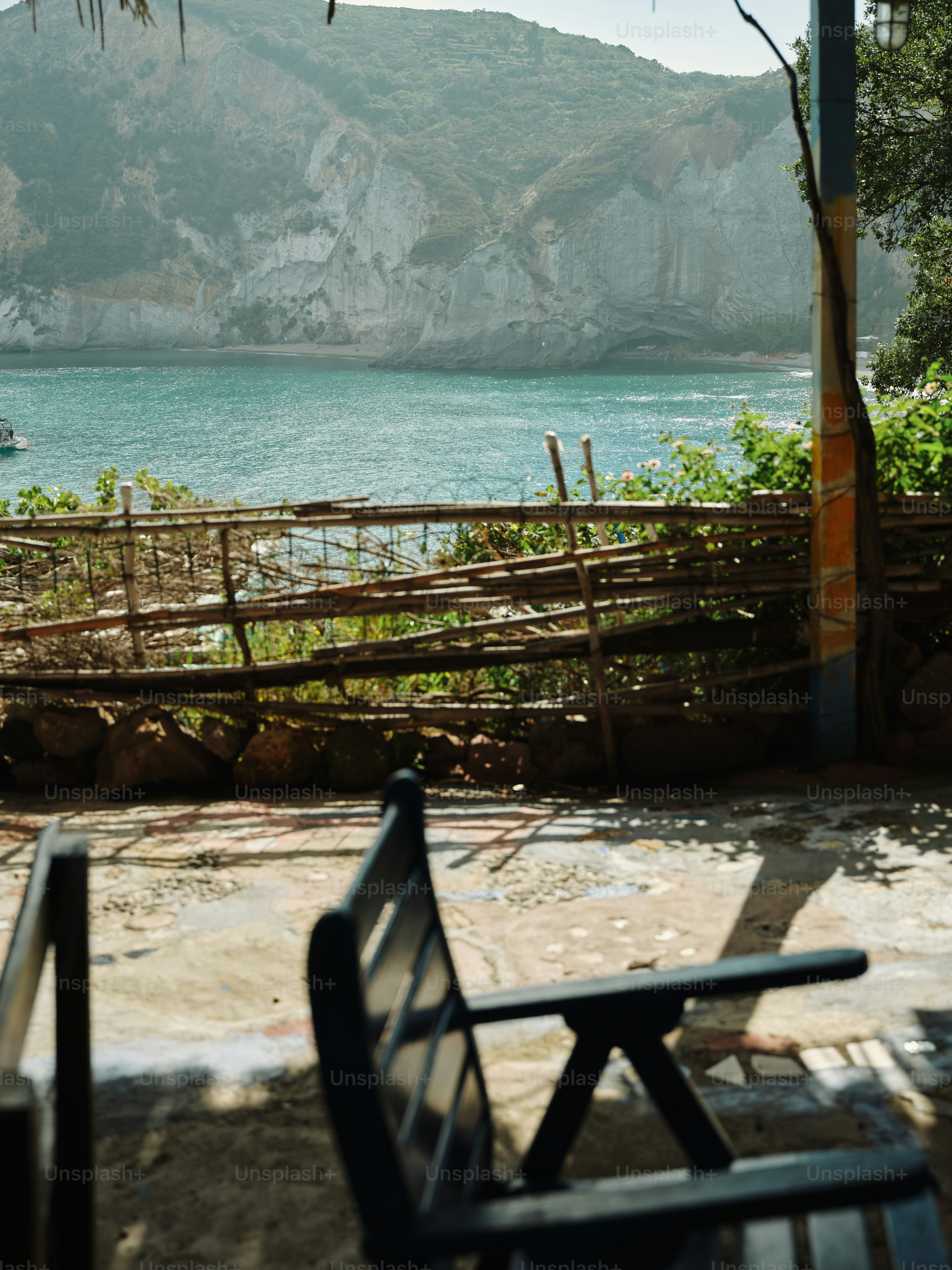 Um banco de madeira sentado ao lado de um corpo de água