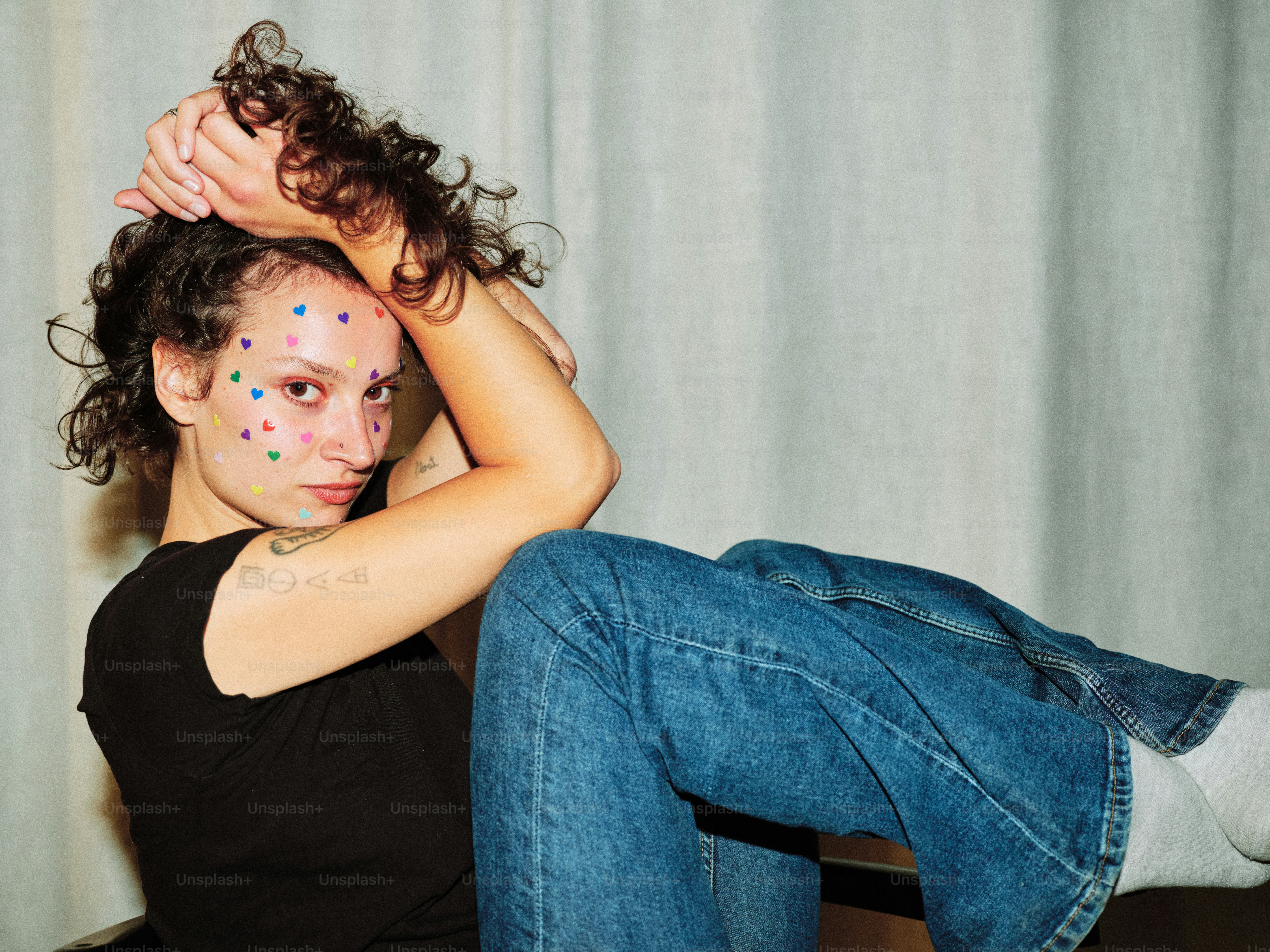 Une femme avec du maquillage assis sur une chaise
