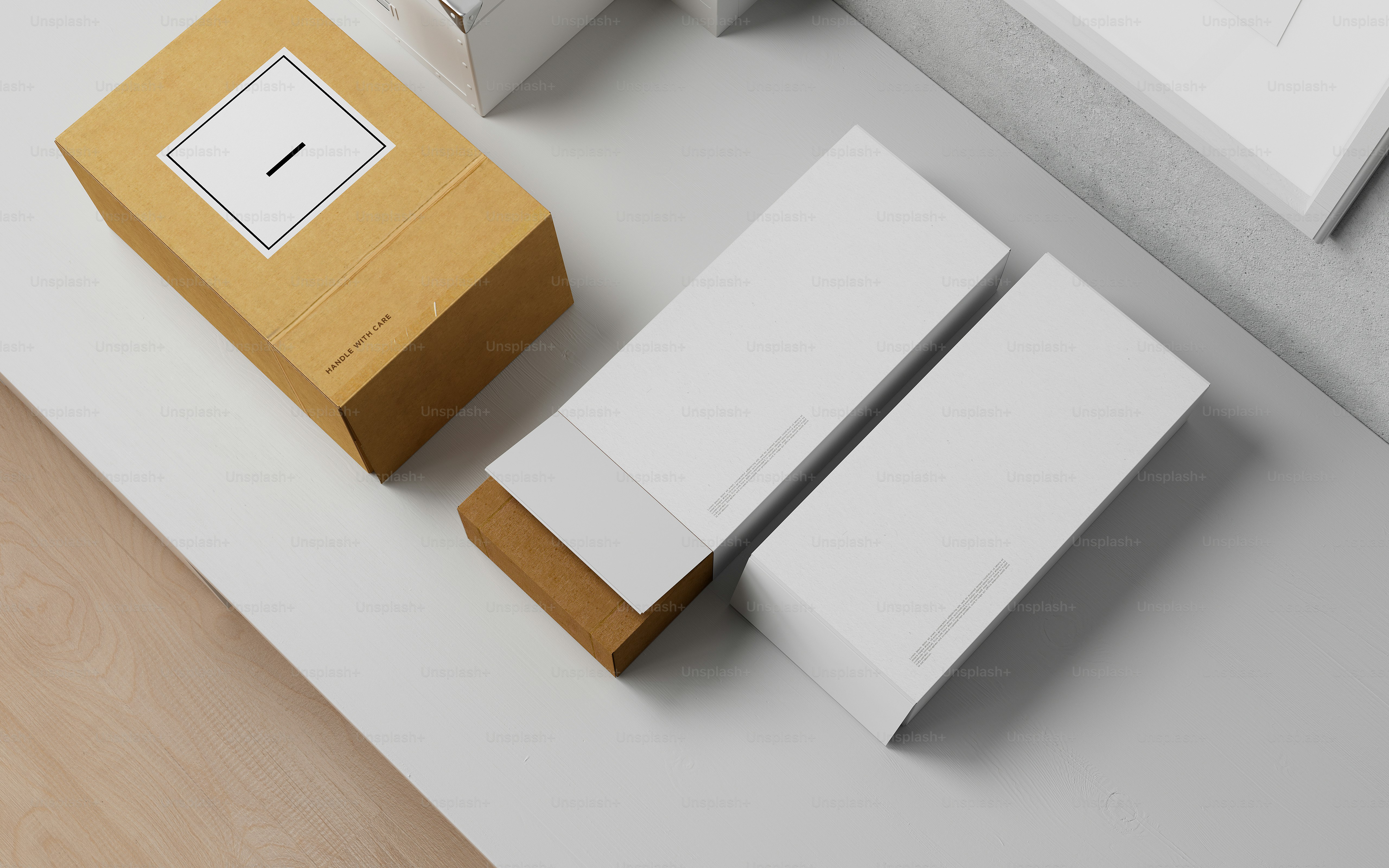 Una mesa blanca cubierta con cajas y un reloj