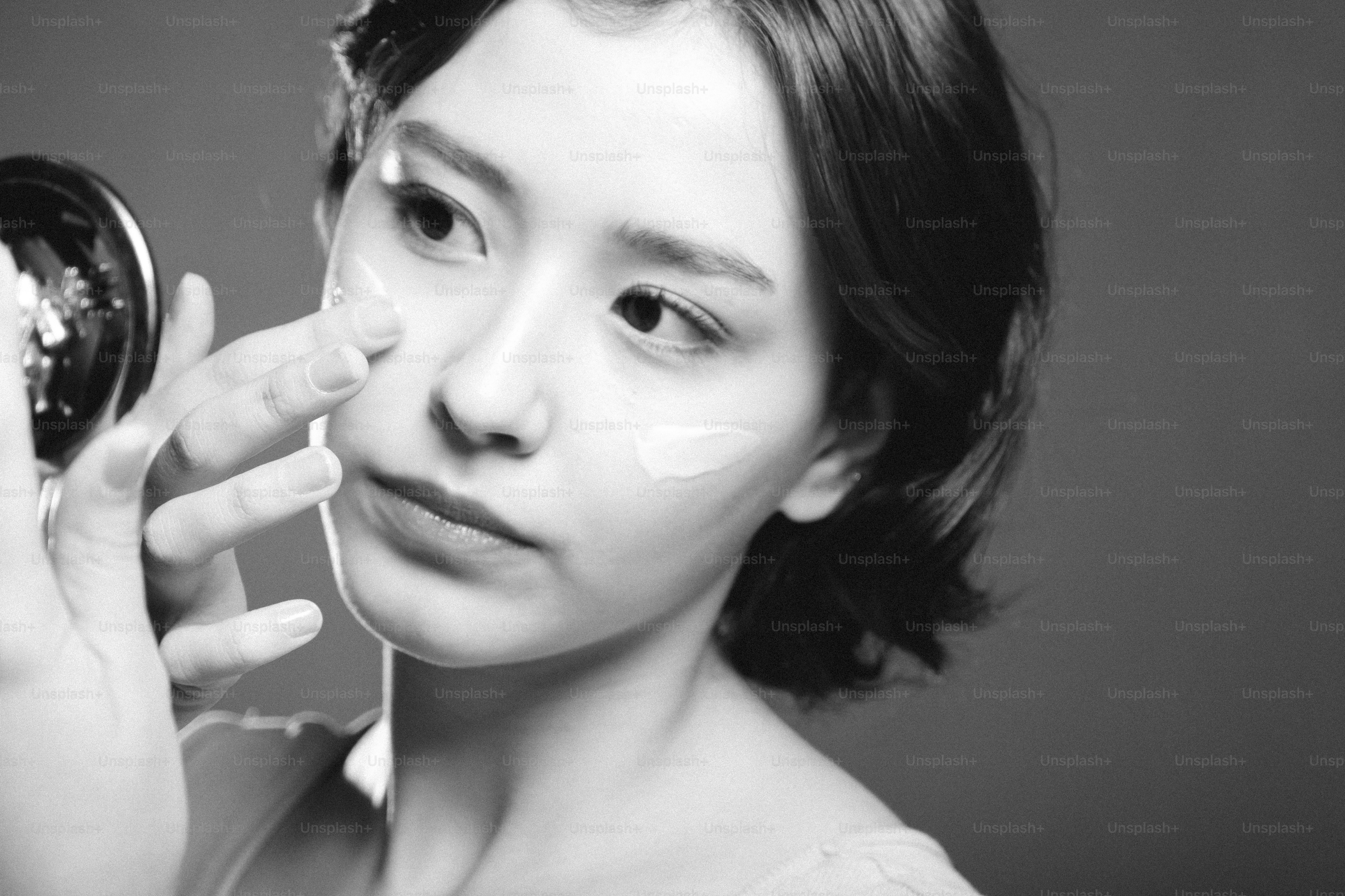 Una mujer sostiene un espejo frente a su cara