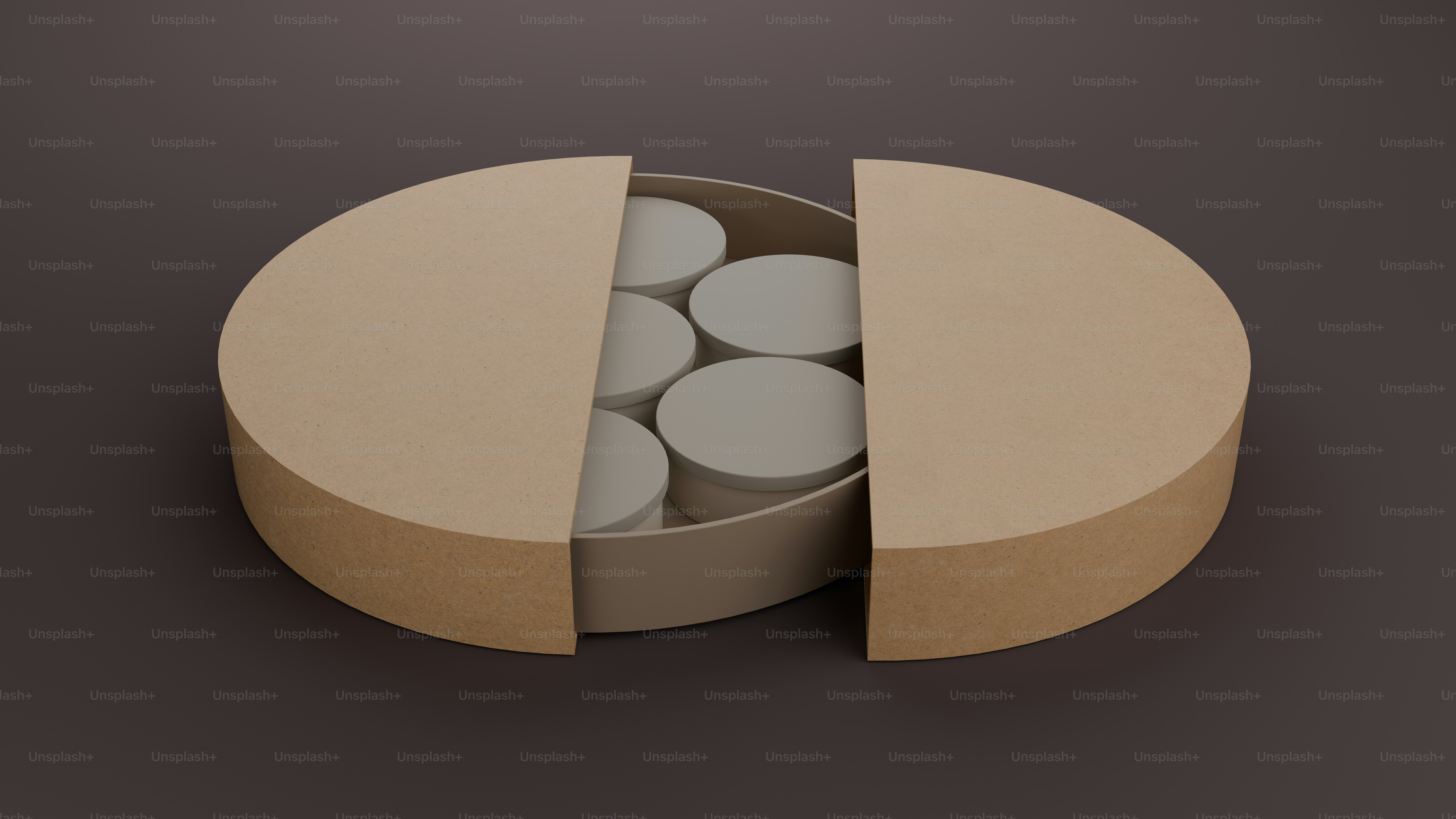 Una caja de cartón llena de velas blancas encima de una mesa