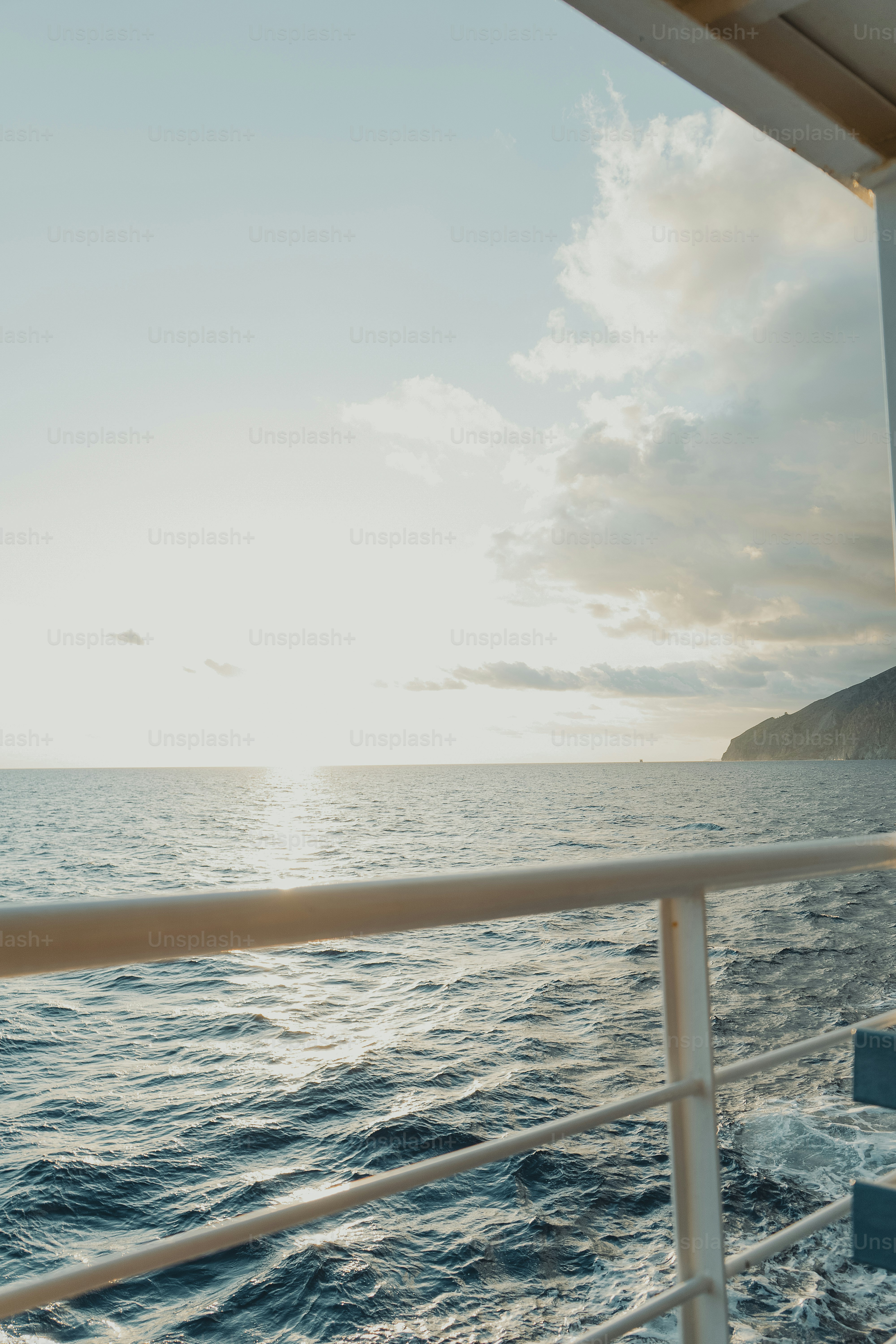 Una vista del océano desde la cubierta de un barco