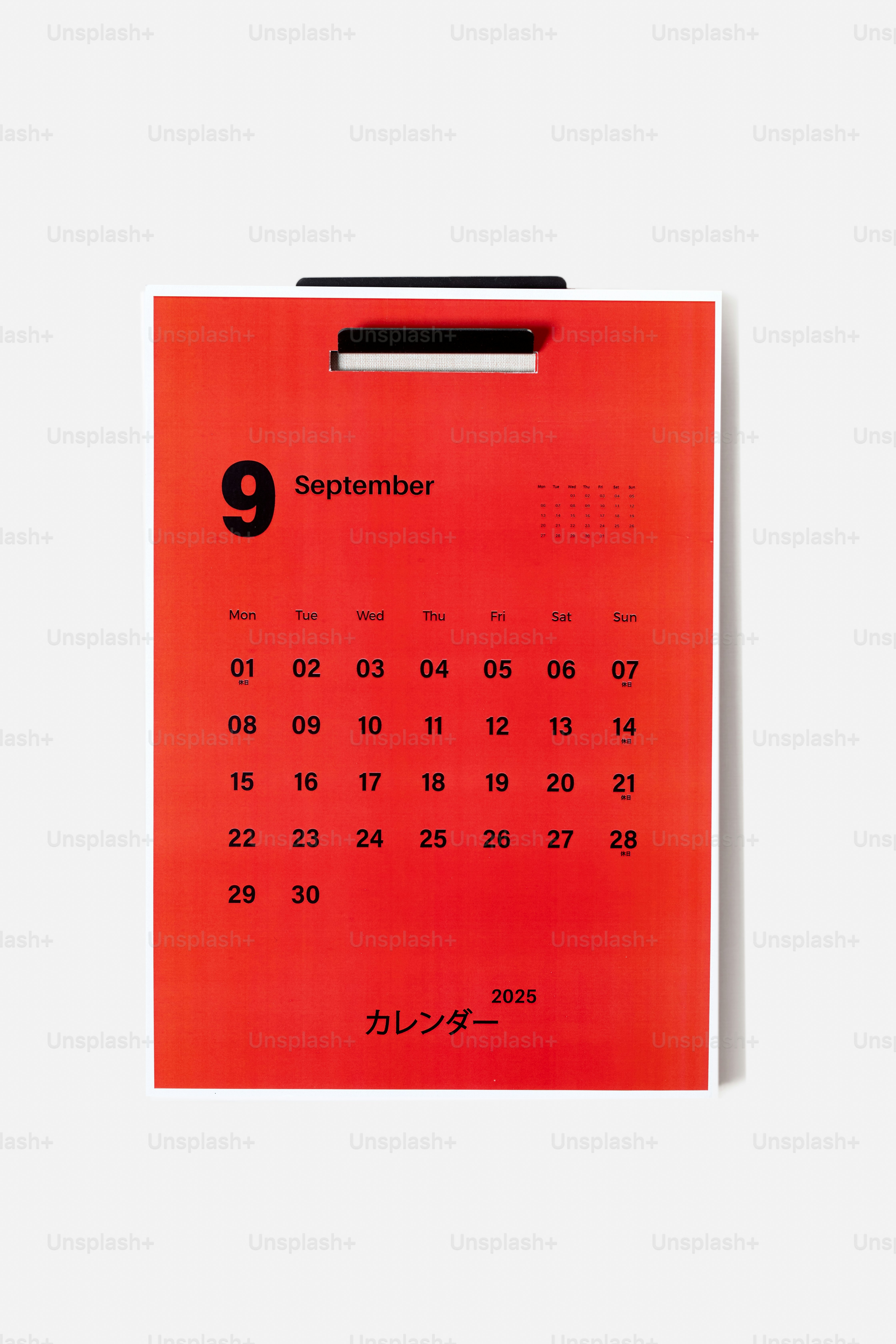 Un calendario rojo con el número nueve