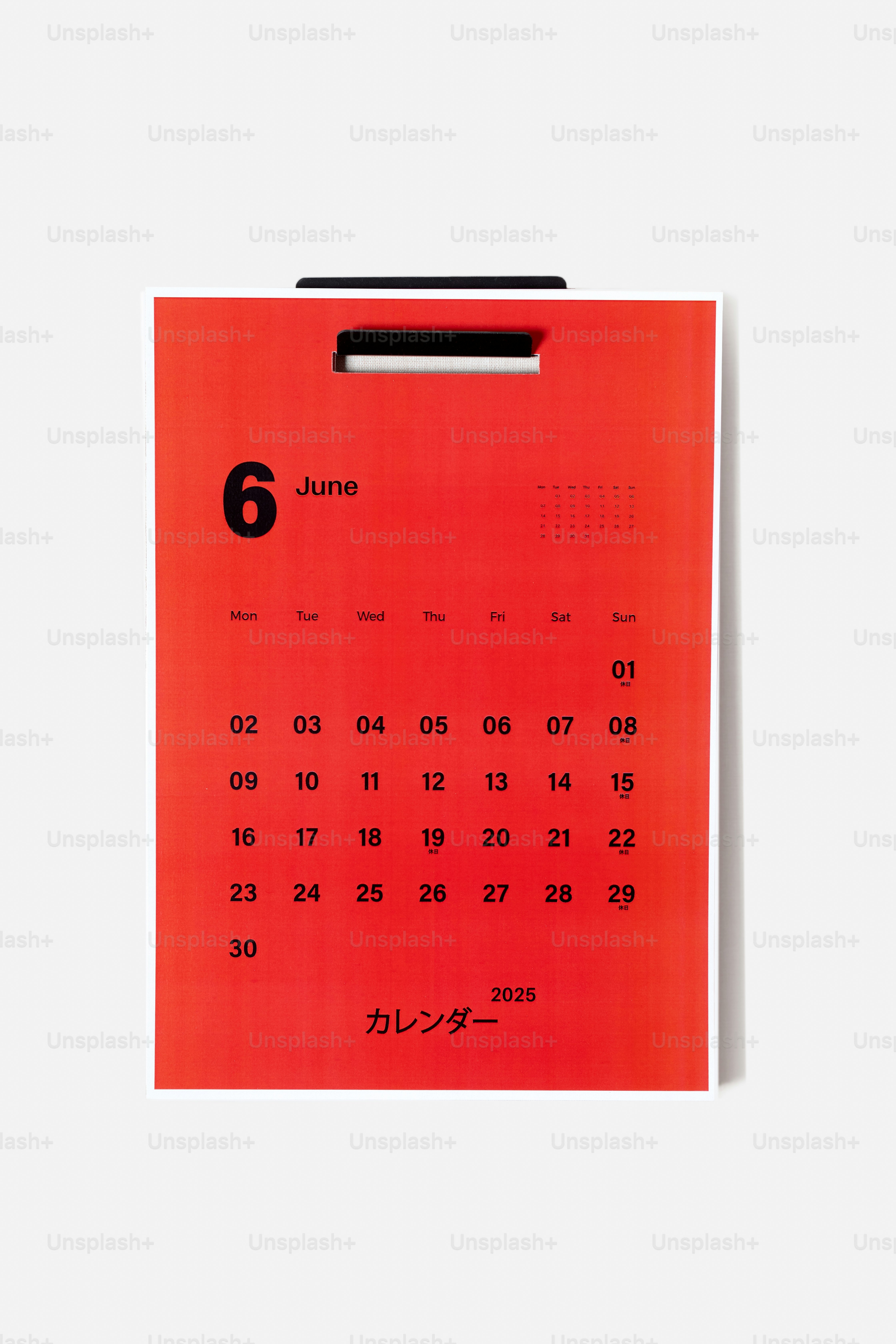 A red calendar with the date of 6 on it