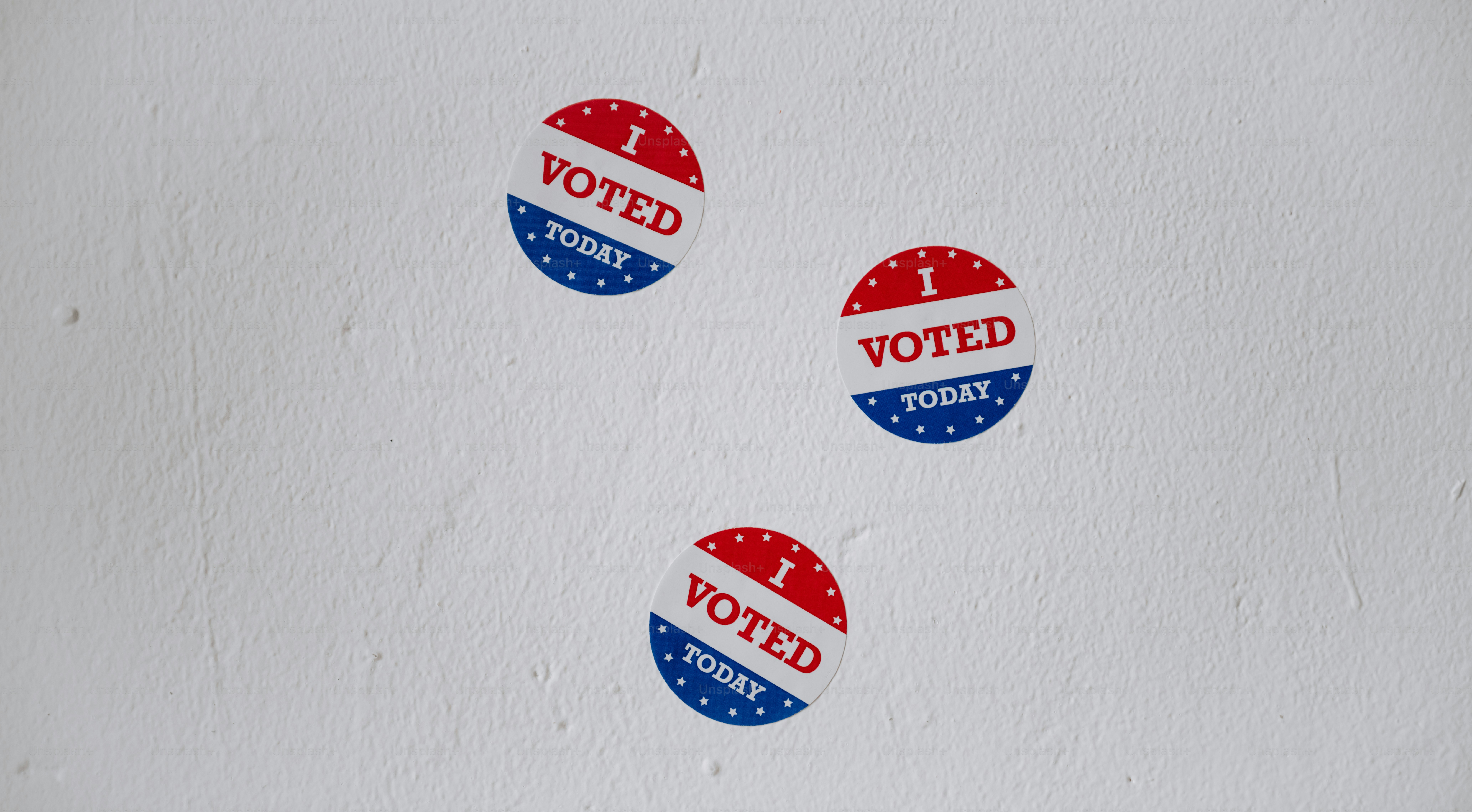 Un grupo de pegatinas rojas, blancas y azules en un refrigerador