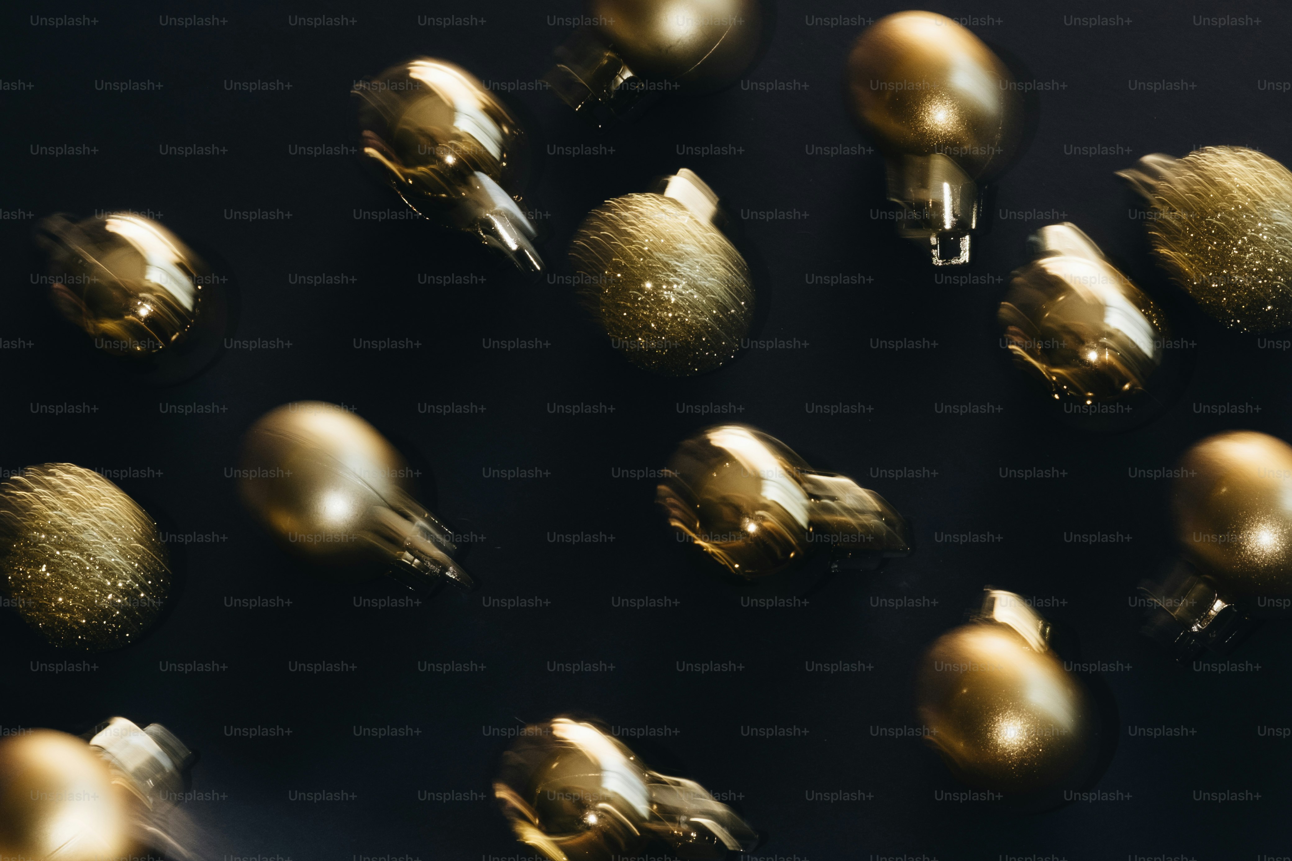 Un groupe d’ornements dorés sur une surface noire