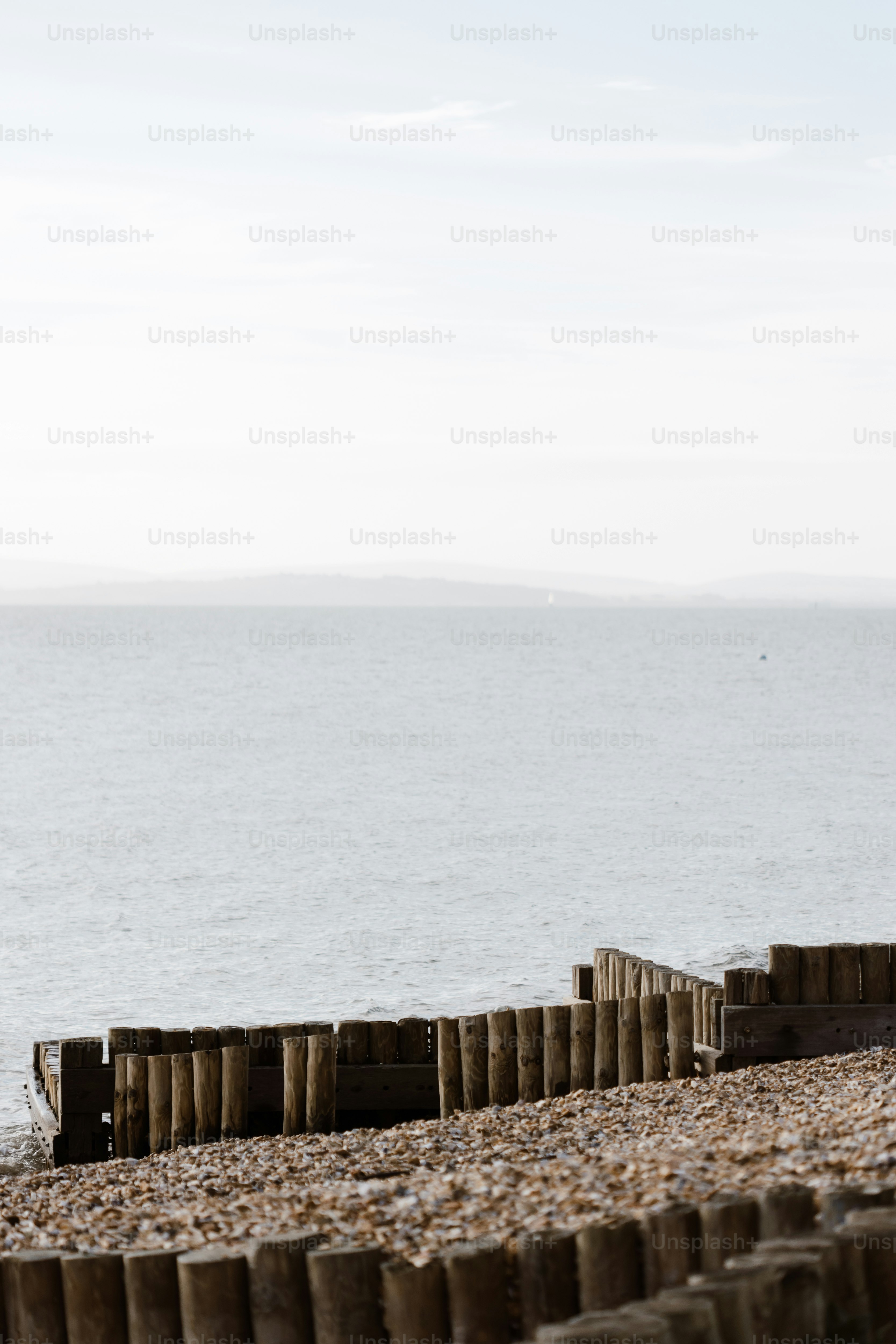 Um homem andando ao longo de uma praia ao lado do oceano