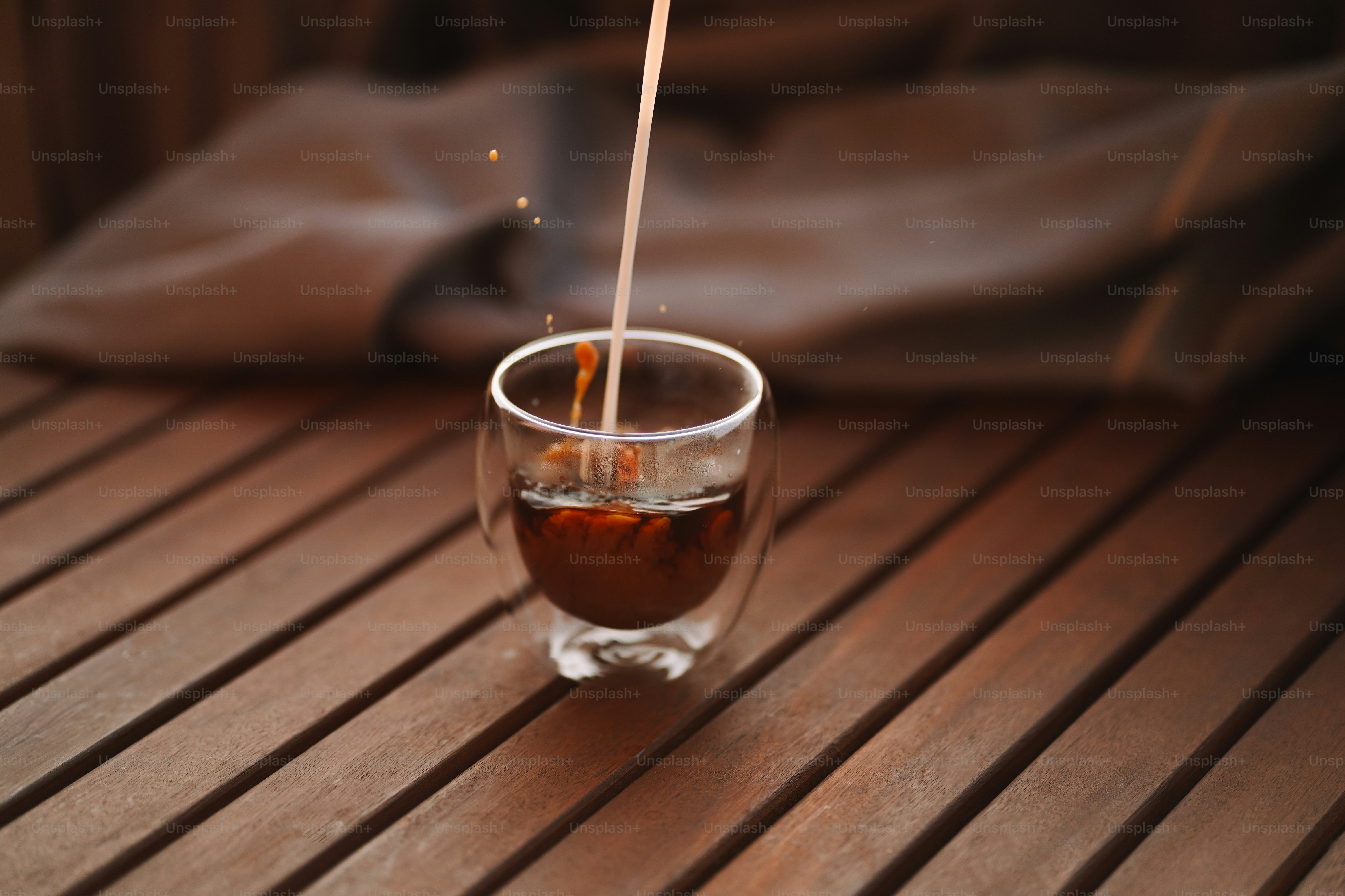 چاندنی رات میں چھت پر رکھی ایک چائے کی پیالی، اور ہوا میں کسی کی خاموش خوشبو۔