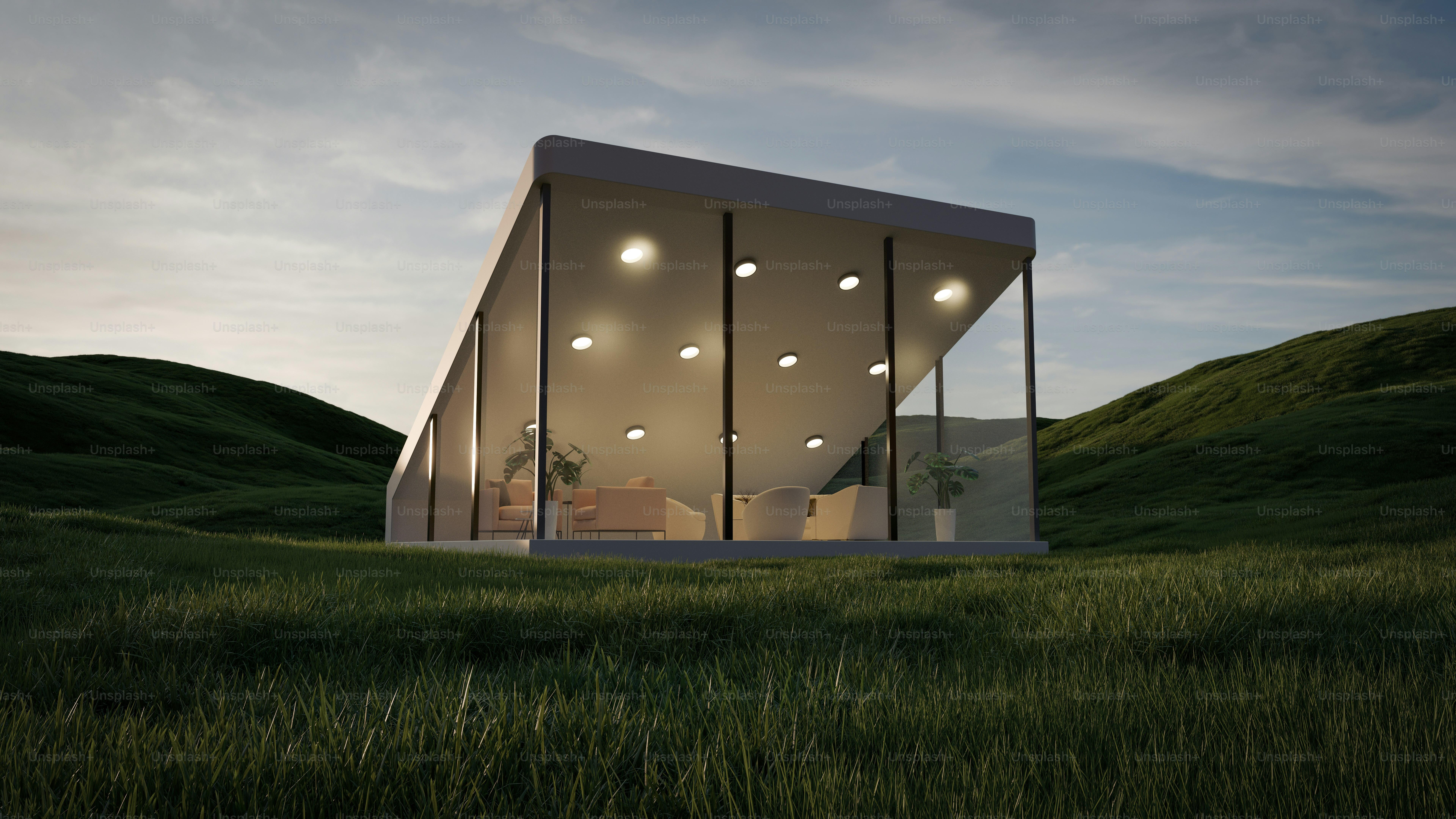 Un edificio de cristal situado en la cima de una exuberante ladera verde