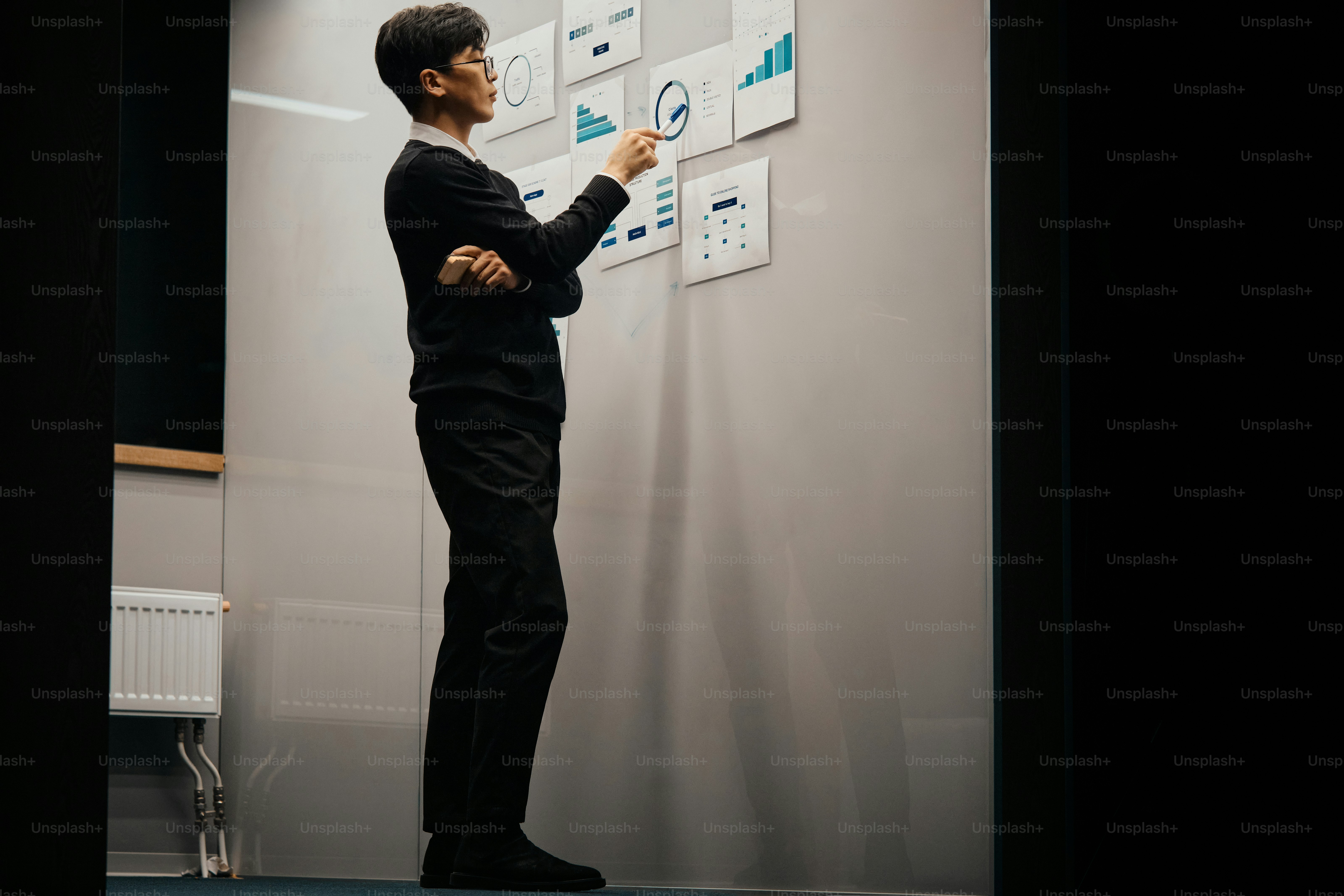 Ein Mann steht vor einer weißen Tafel
