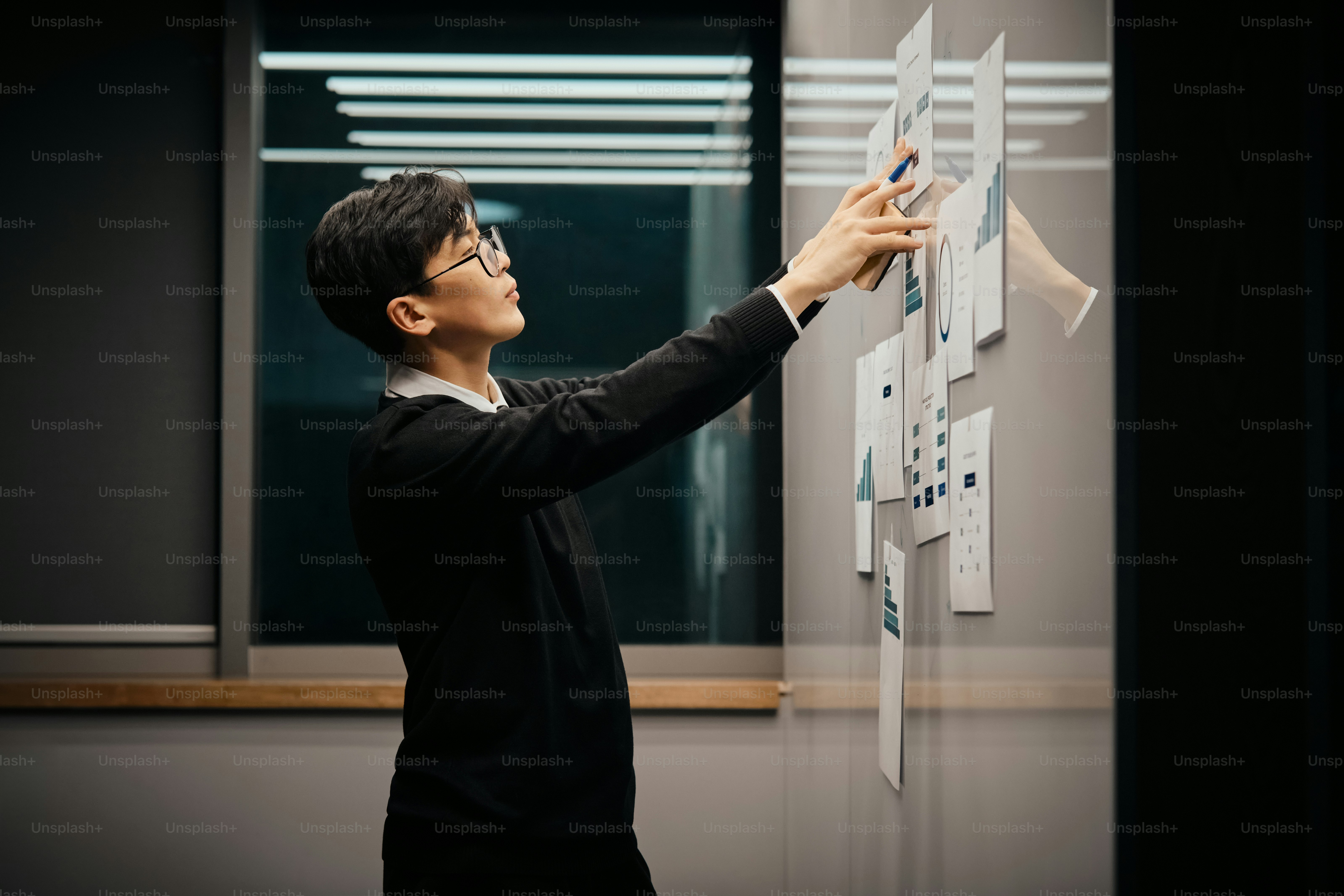 Eine Frau, die vor einer weißen Tafel steht