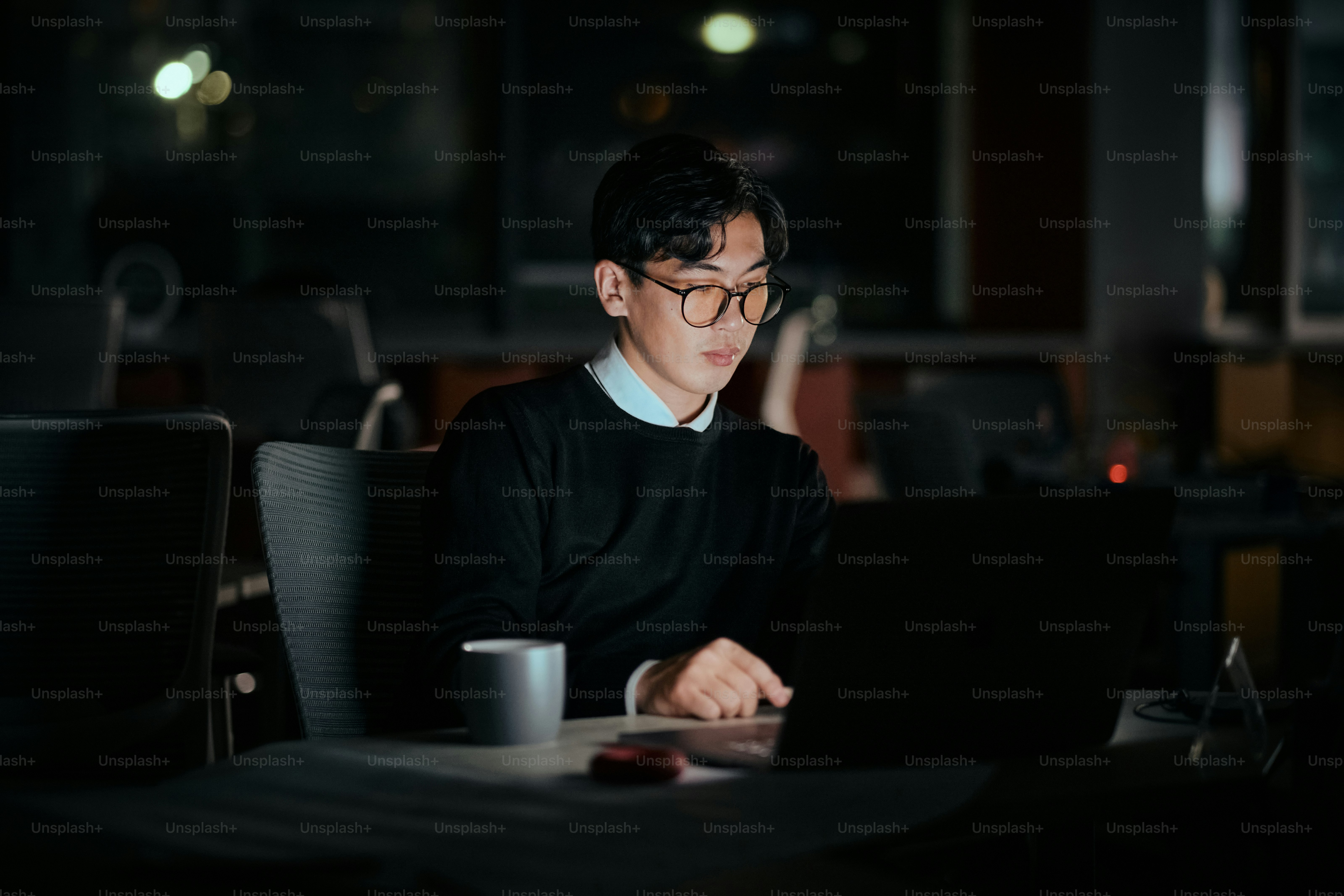 Ein Mann sitzt vor einem Laptop