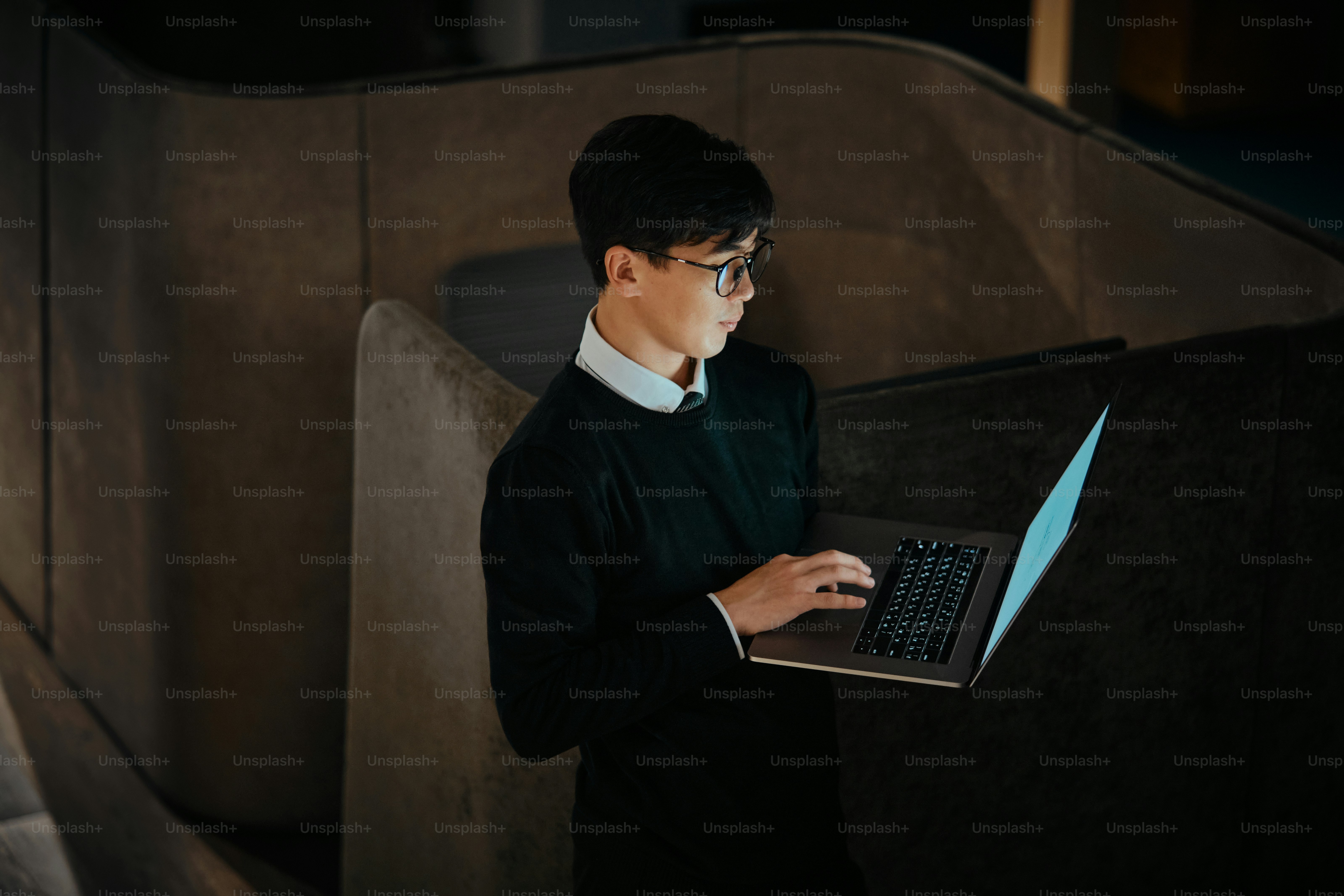 Ein Junge in einem schwarzen Gewand mit einem Laptop