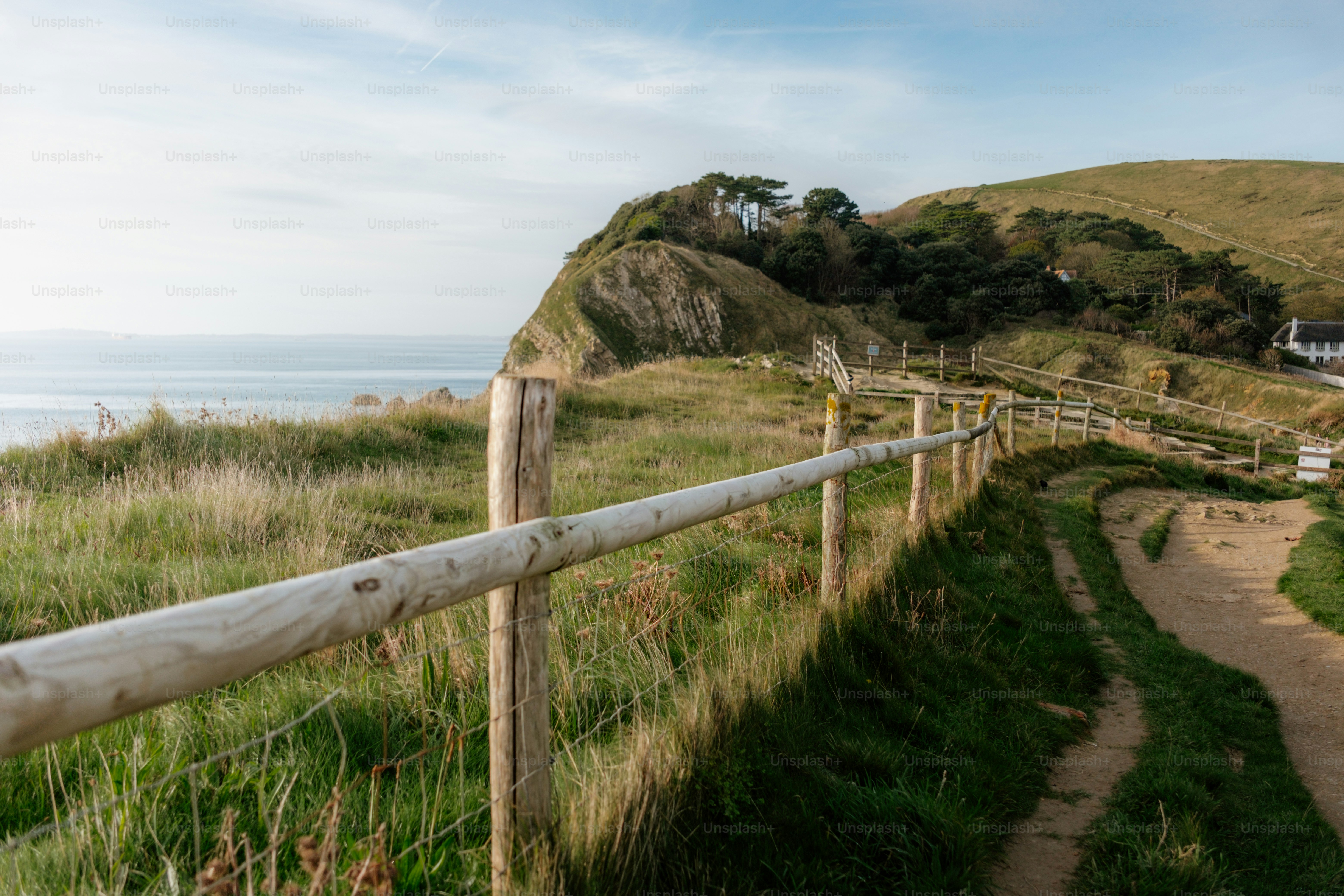 Uma cerca de madeira na encosta de uma colina