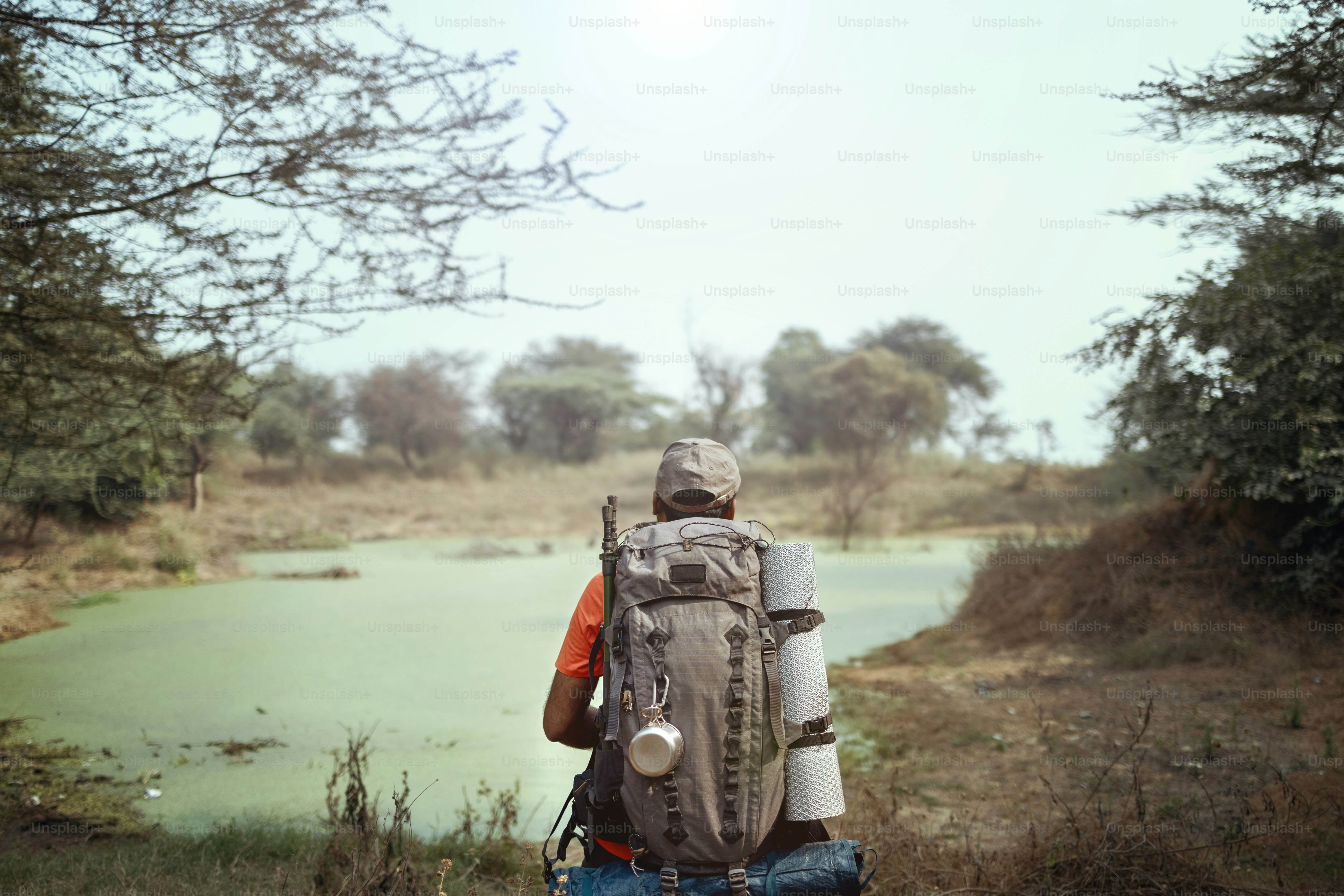 Eine Person mit einem Rucksack und einer Kamera