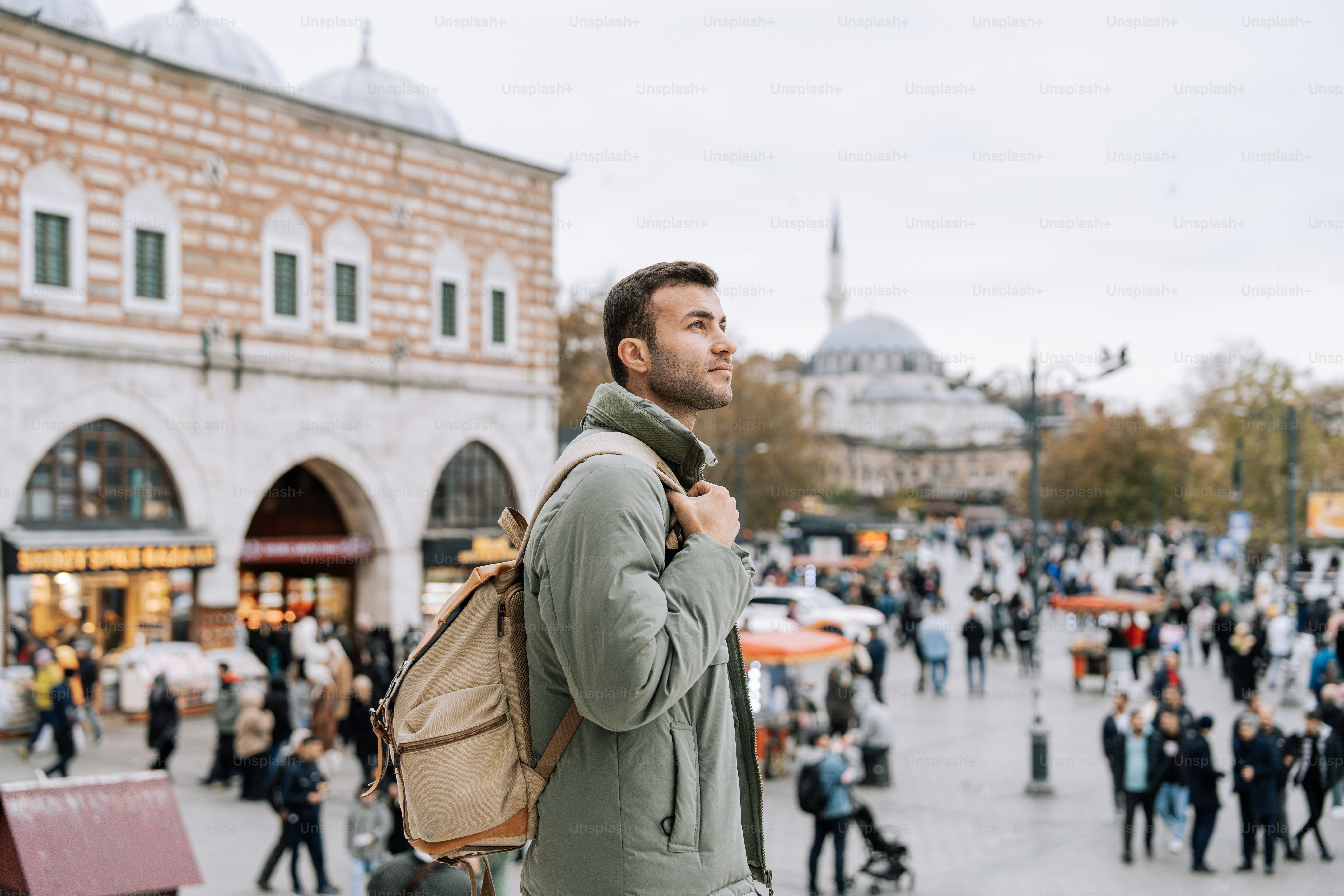 많은 사람들 앞에 서 있는 한 남자