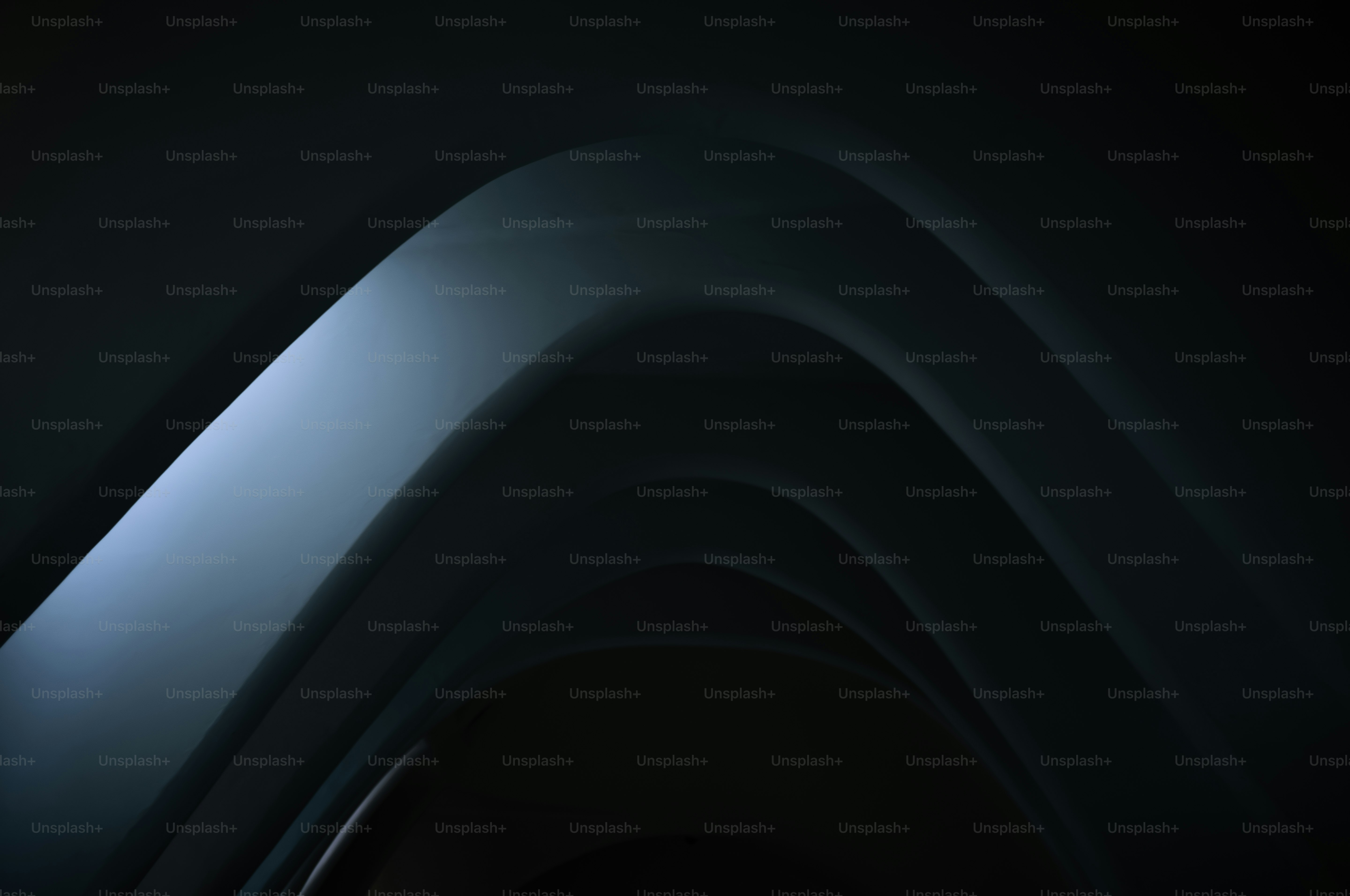 Ein Schwarz-Weiß-Foto einer gekrümmten Wand