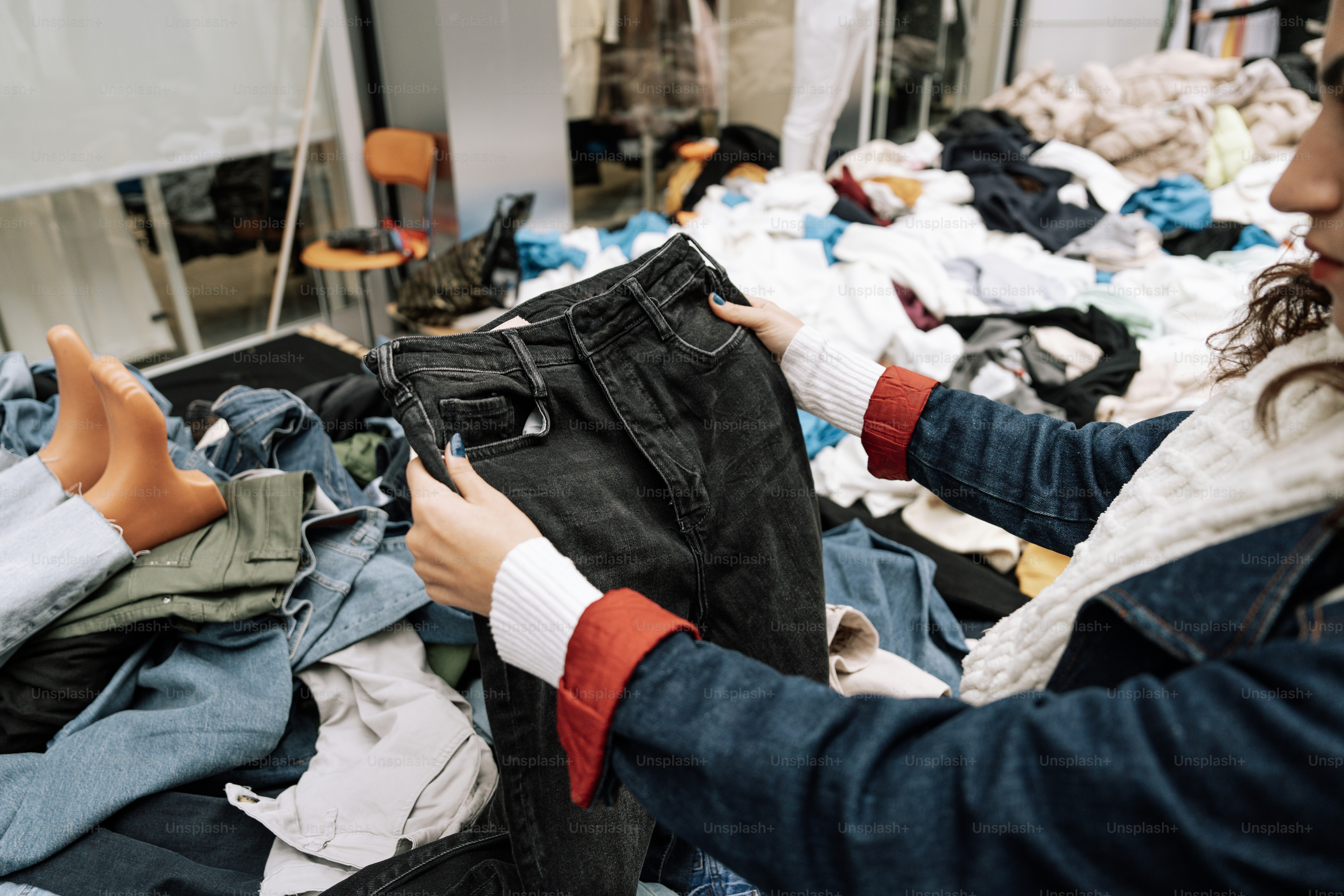 Una donna che guarda i vestiti in un armadio