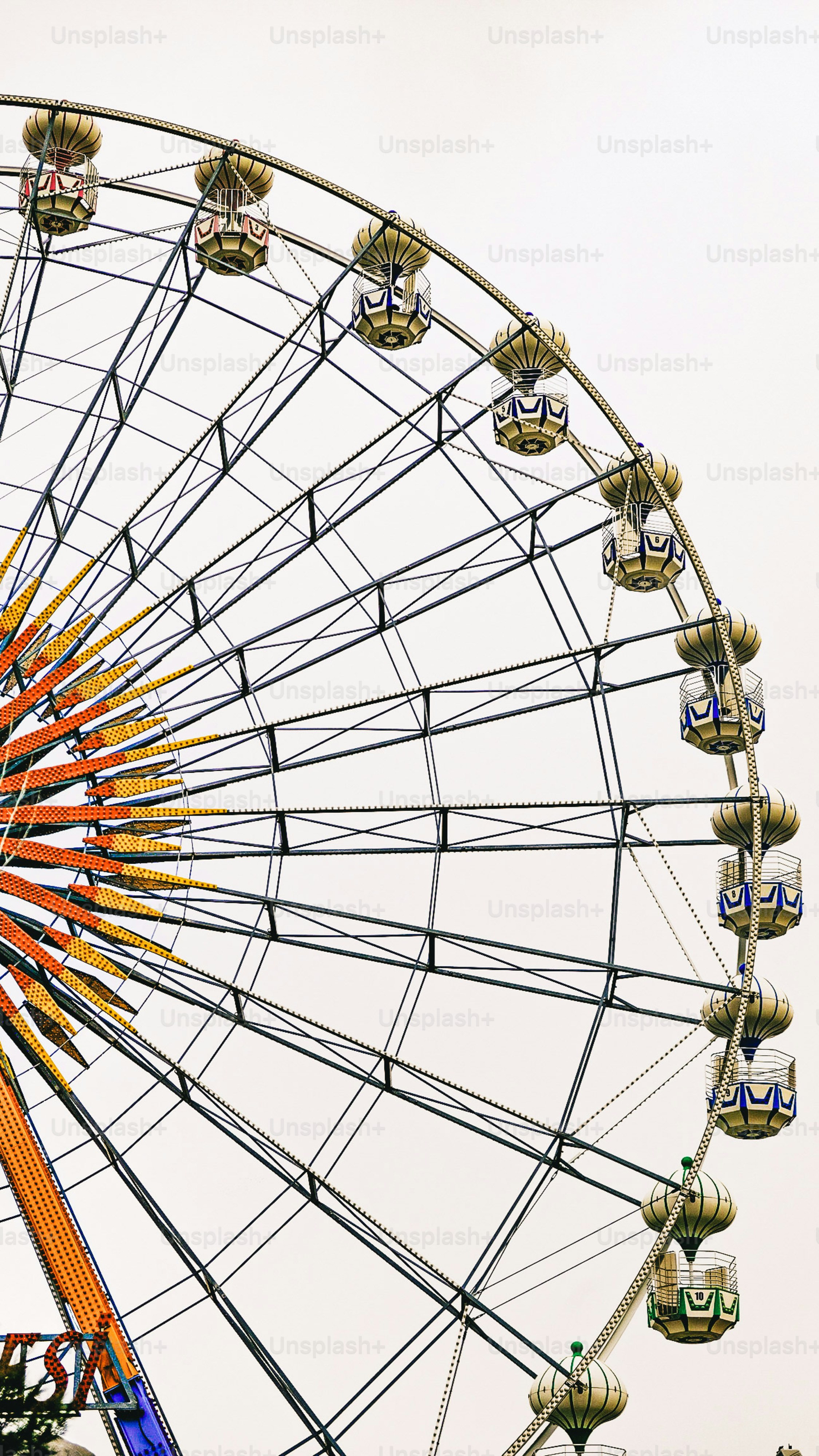 Ein großes Riesenrad in einem Karnevalspark