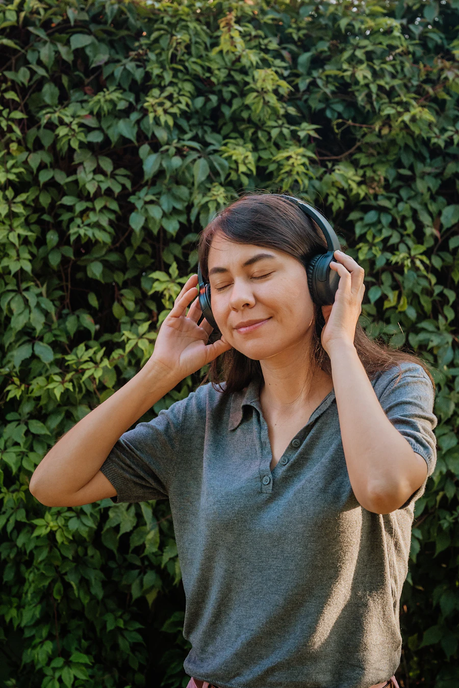 Mulher meditando com fones — meditações guiadas