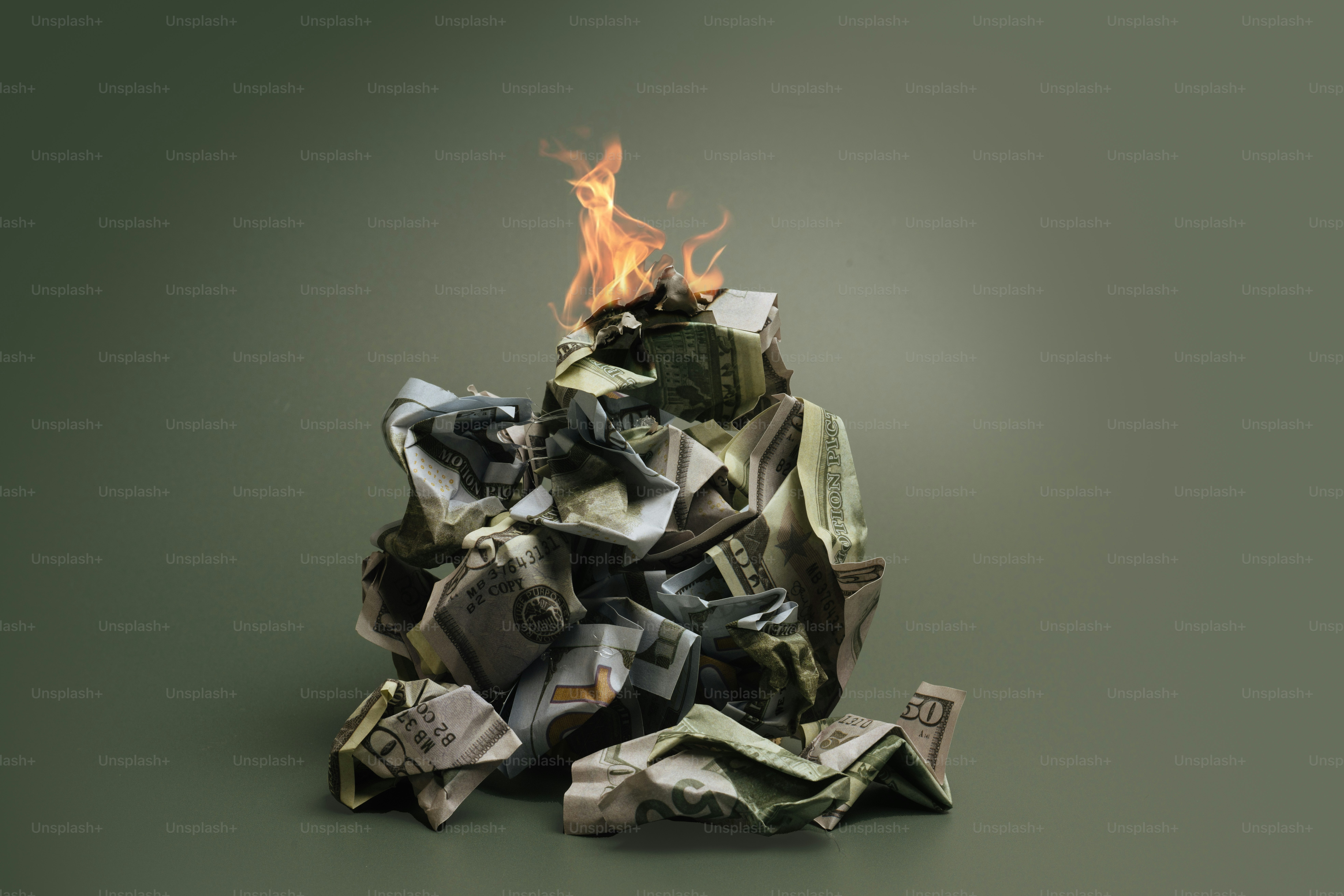 Un mucchio di spazzatura seduto sopra un tavolo