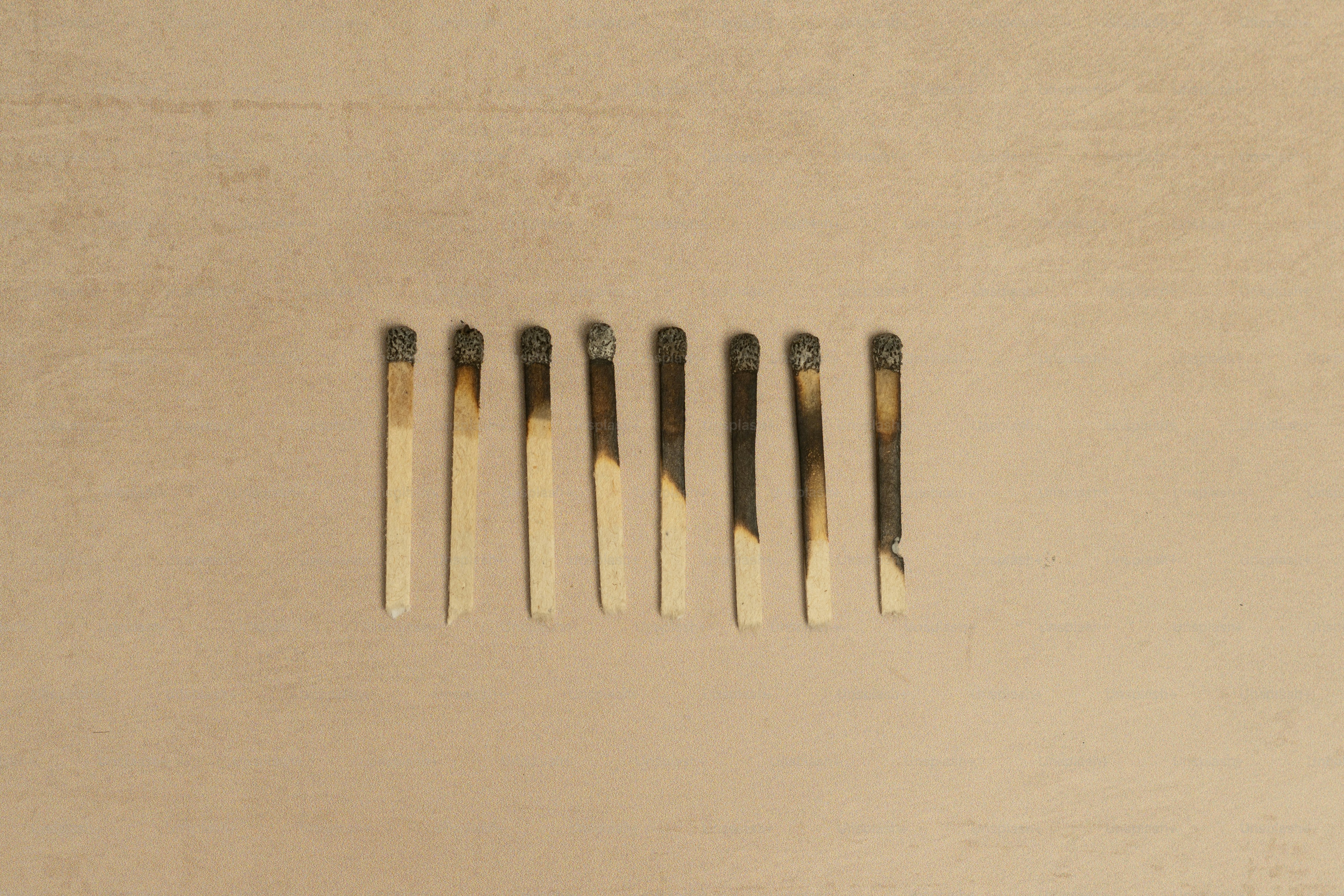 Un gros plan d’un tas de clous sur un mur