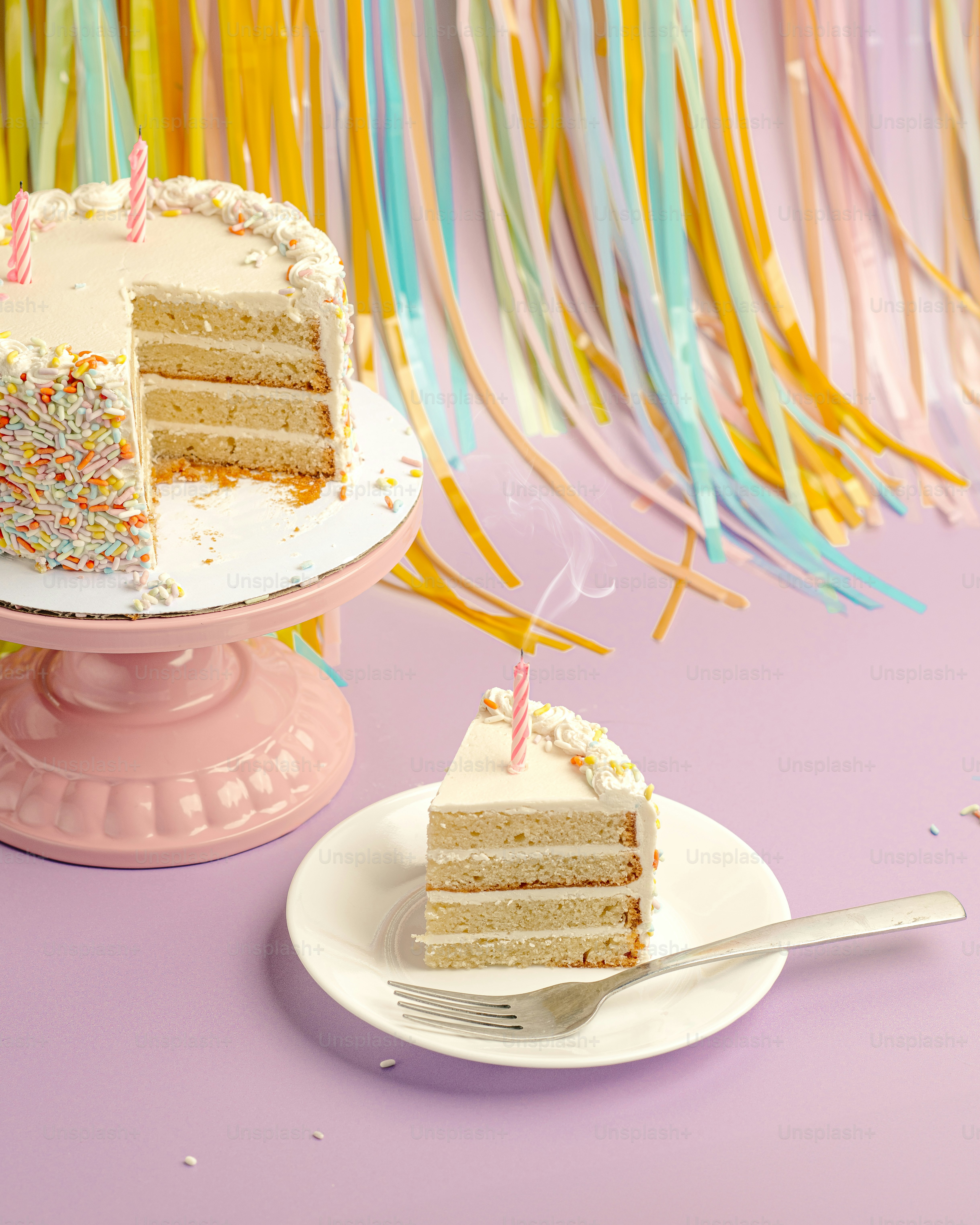 Una fetta di torta su un piatto con una forchetta