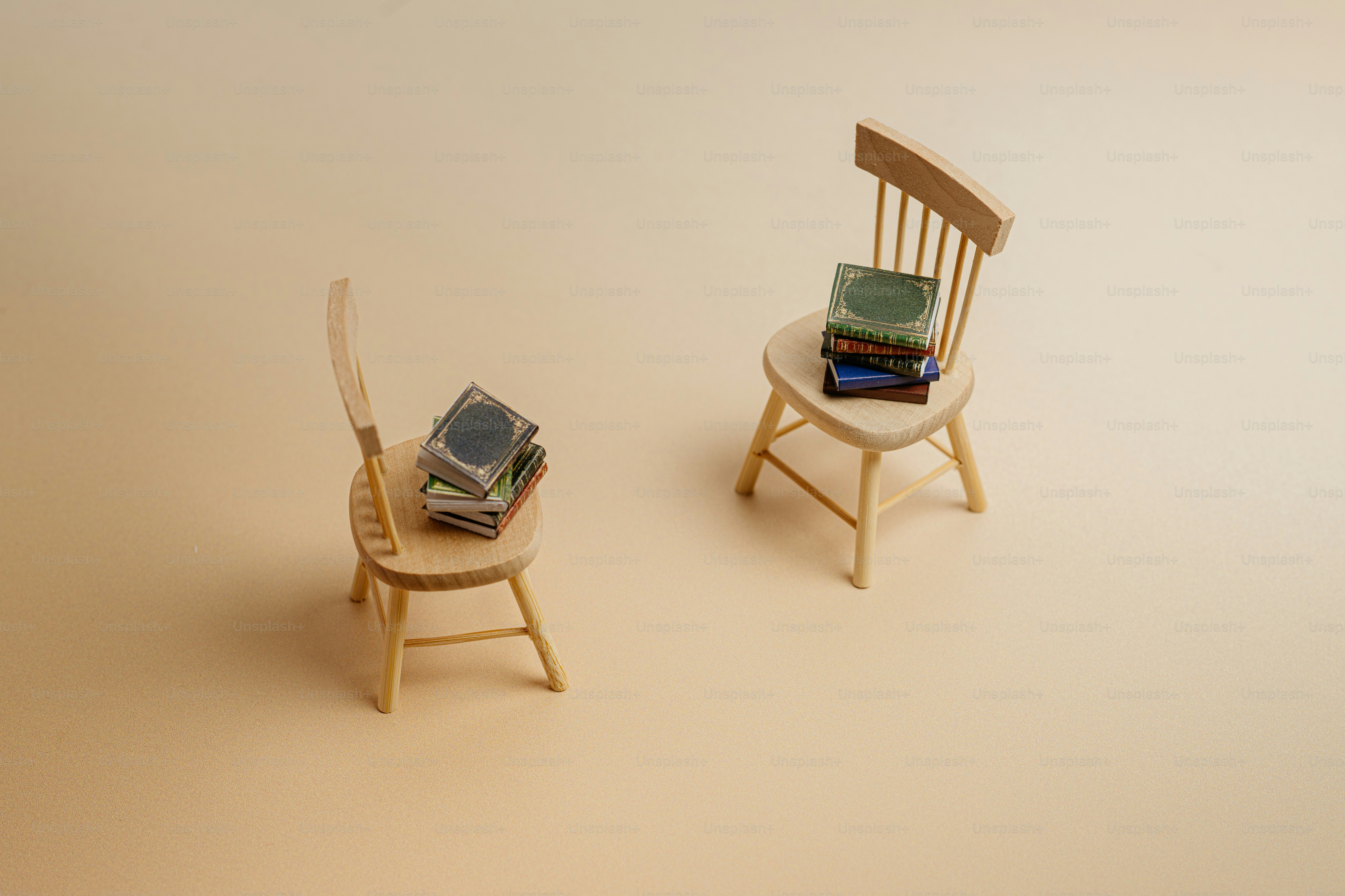 Une chaise et une table avec des livres dessus