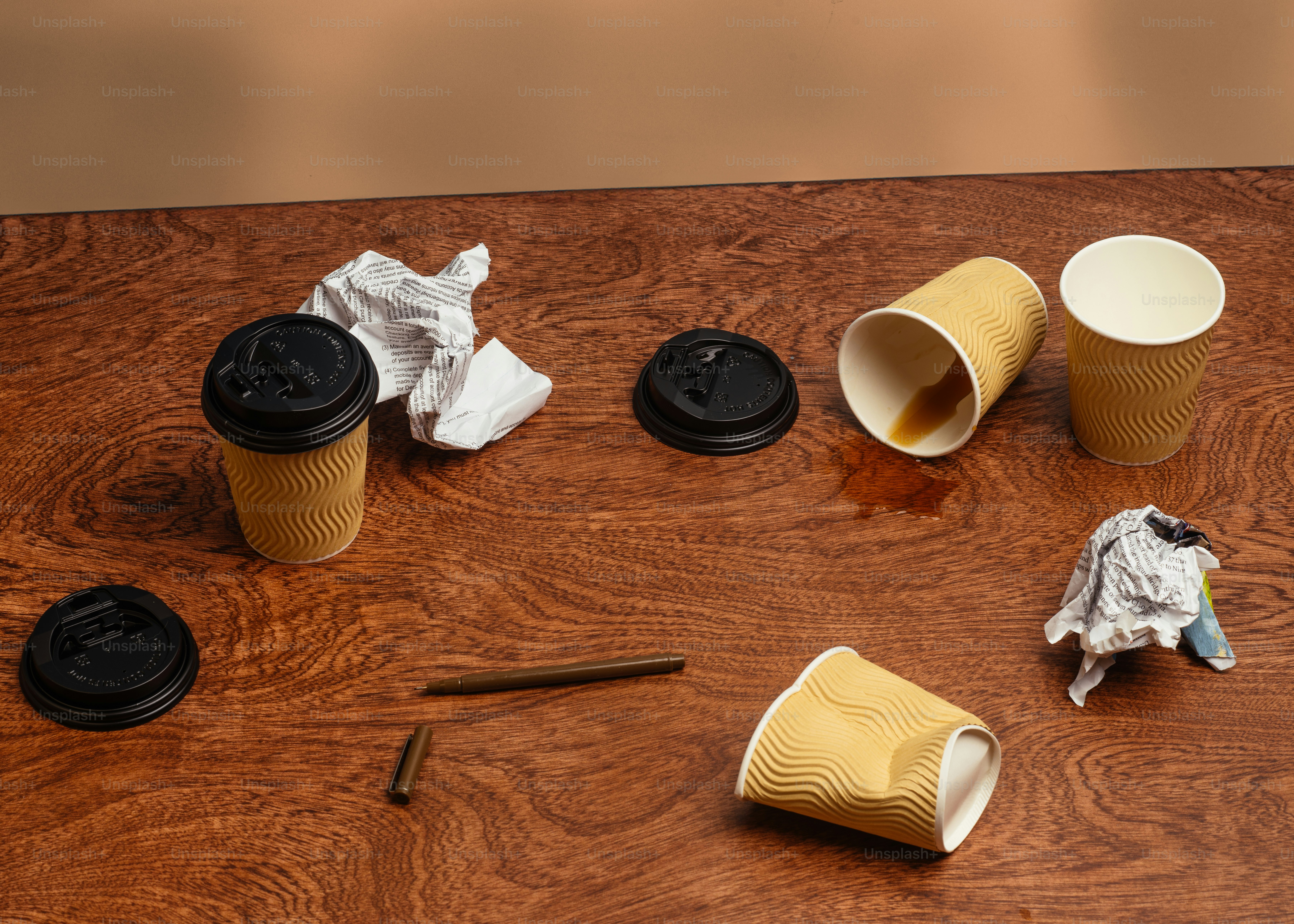 Una mesa de madera cubierta con dos tazas de café