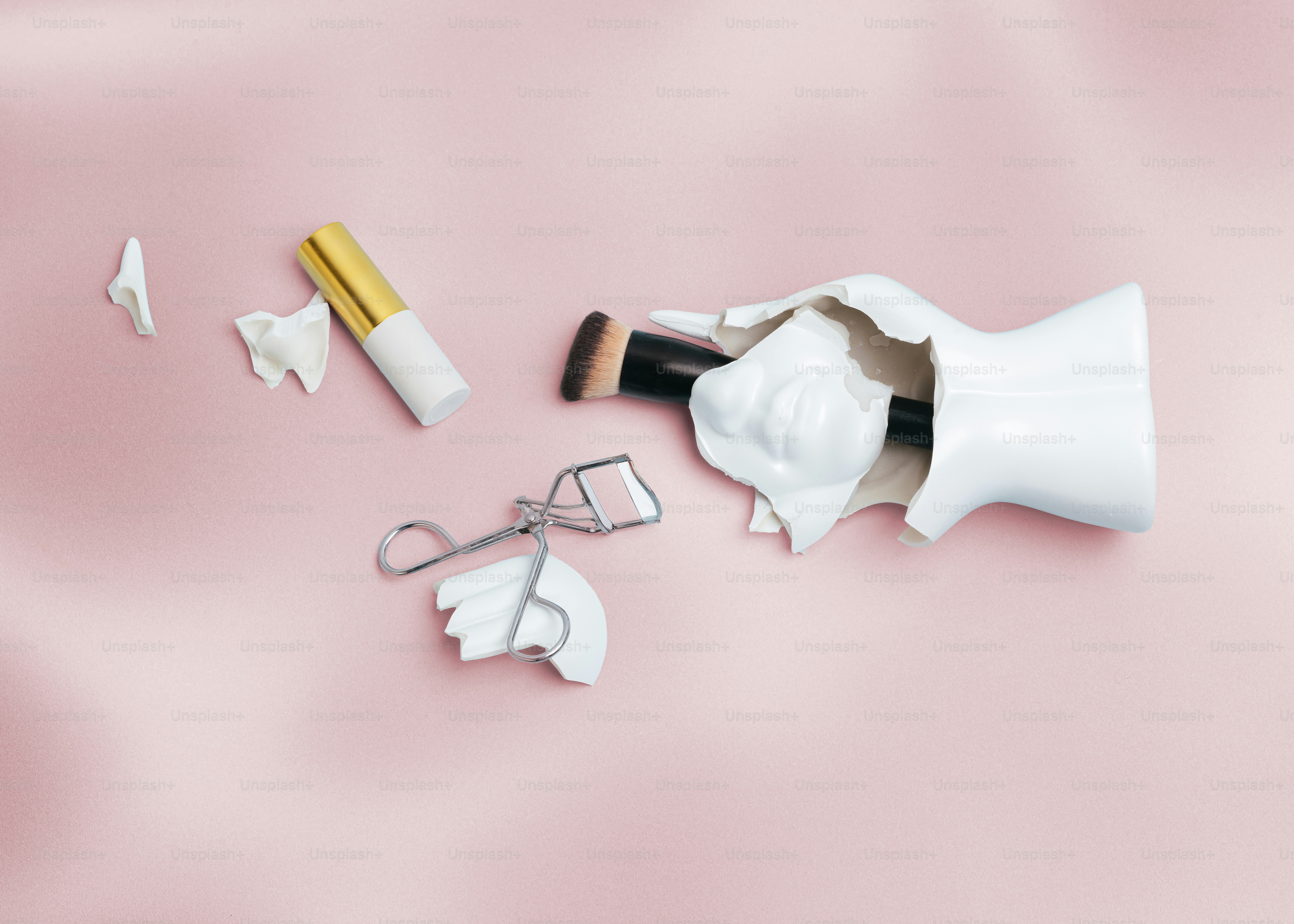 Eine Flasche Wein und eine Schere auf rosafarbenem Hintergrund