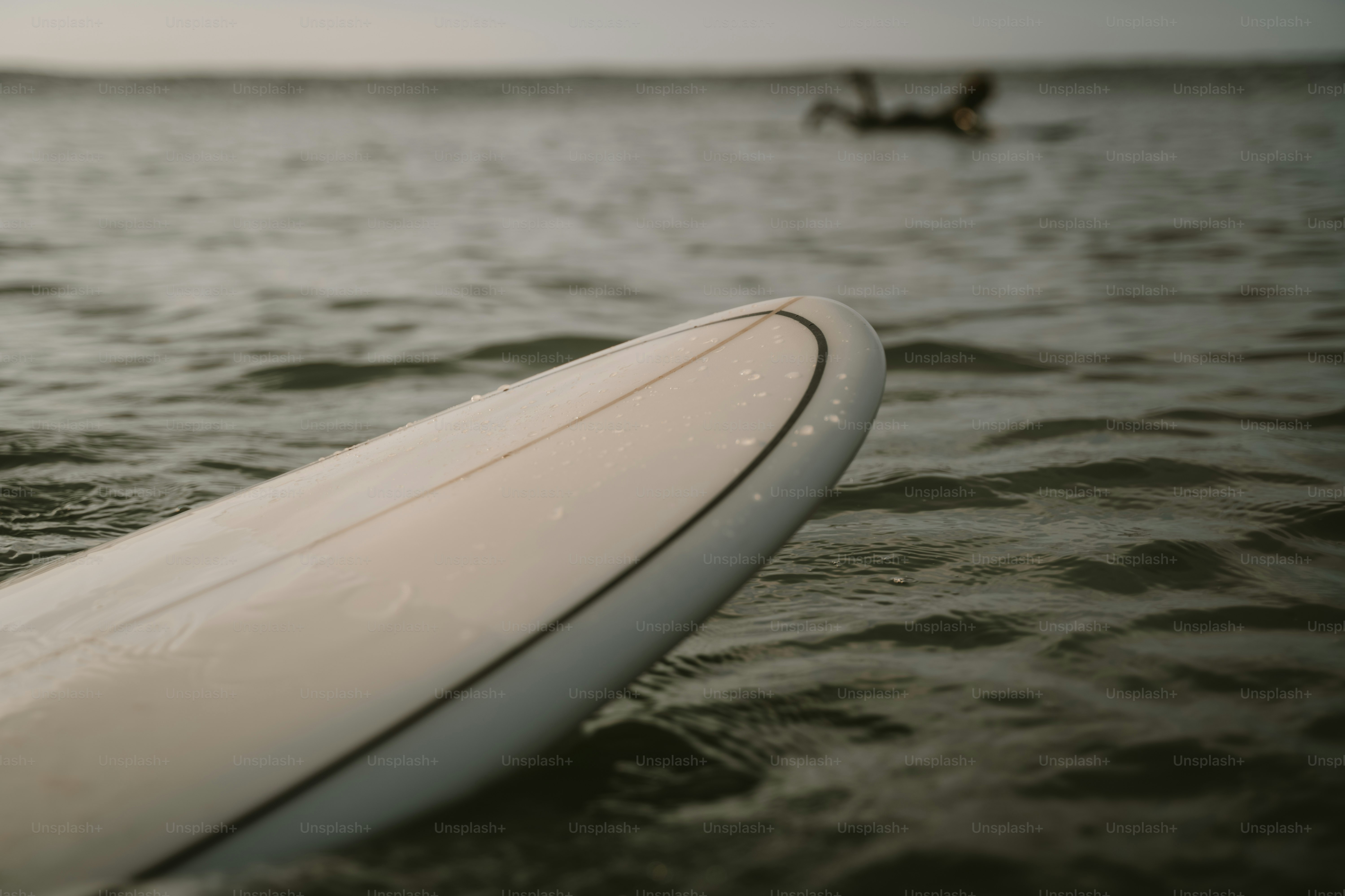 Uma prancha de surf branca saindo da água
