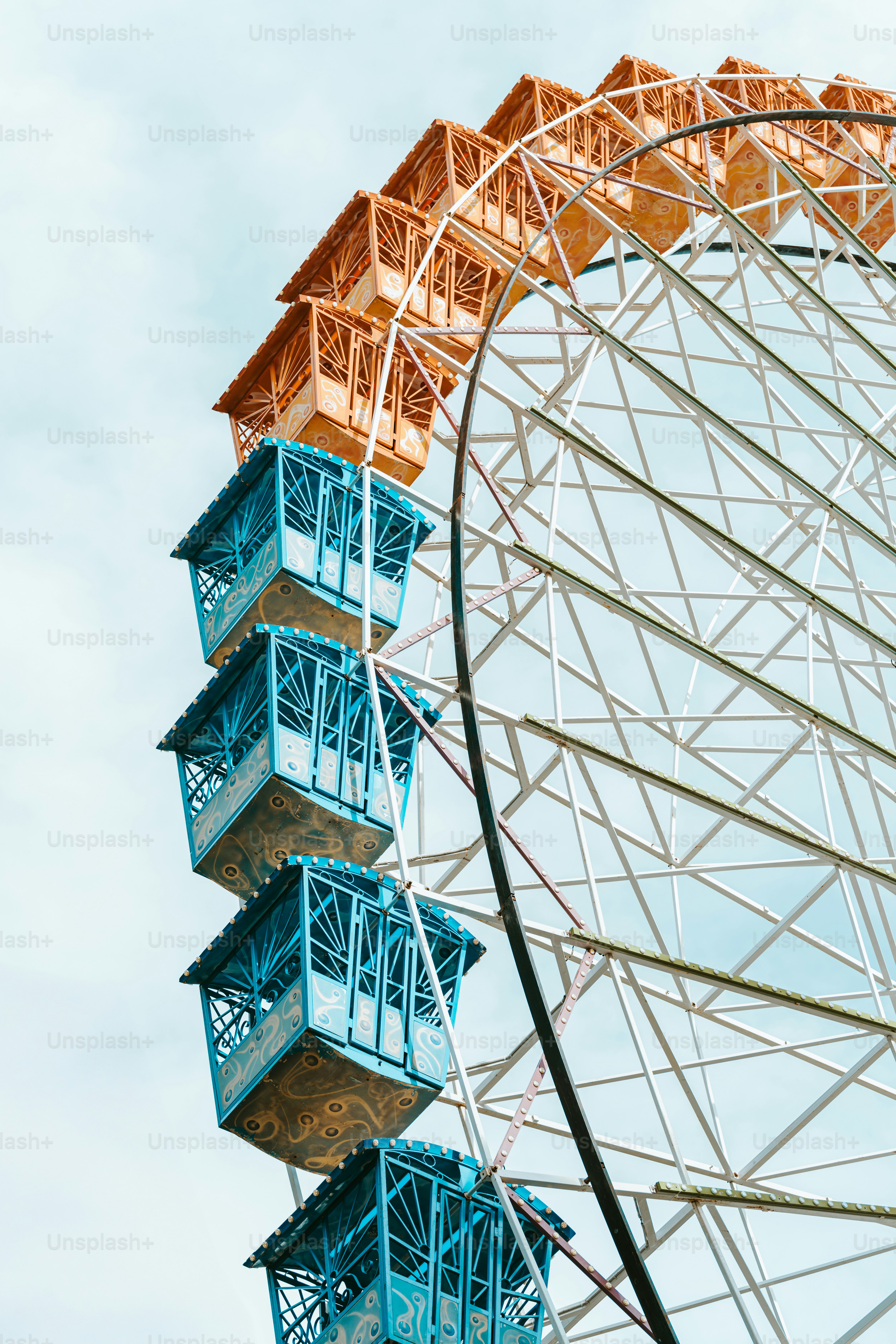 Ein großes Riesenrad, das neben einem hohen Gebäude steht